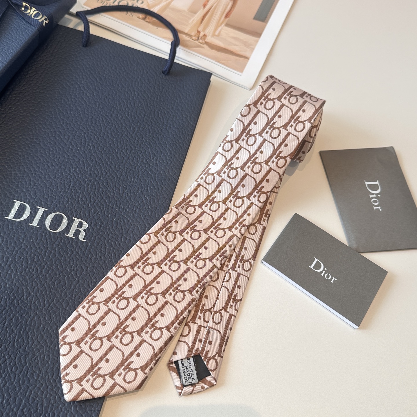 特价特👏👏Dior家款新领带 👔👔Dior男士CD提领花带 稀有😻😻展现精湛工手与时尚优雅理的想选择，这