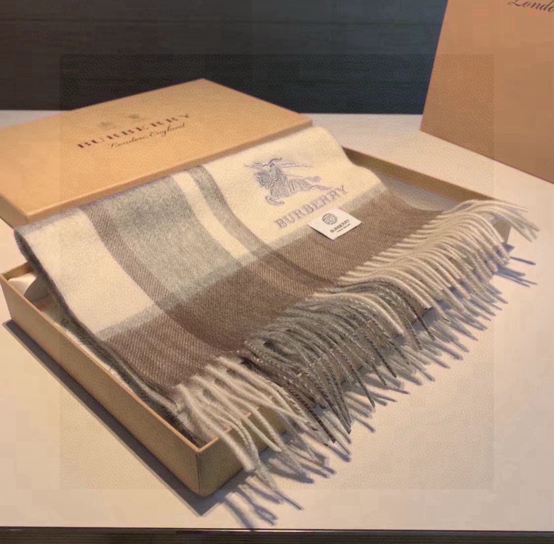 百分百山羊绒 🆕【▪️ 惊艳！披着围着都美的~让人过目不忘！！】巴宝莉这款出来的效果真的，一秒美晕！！太