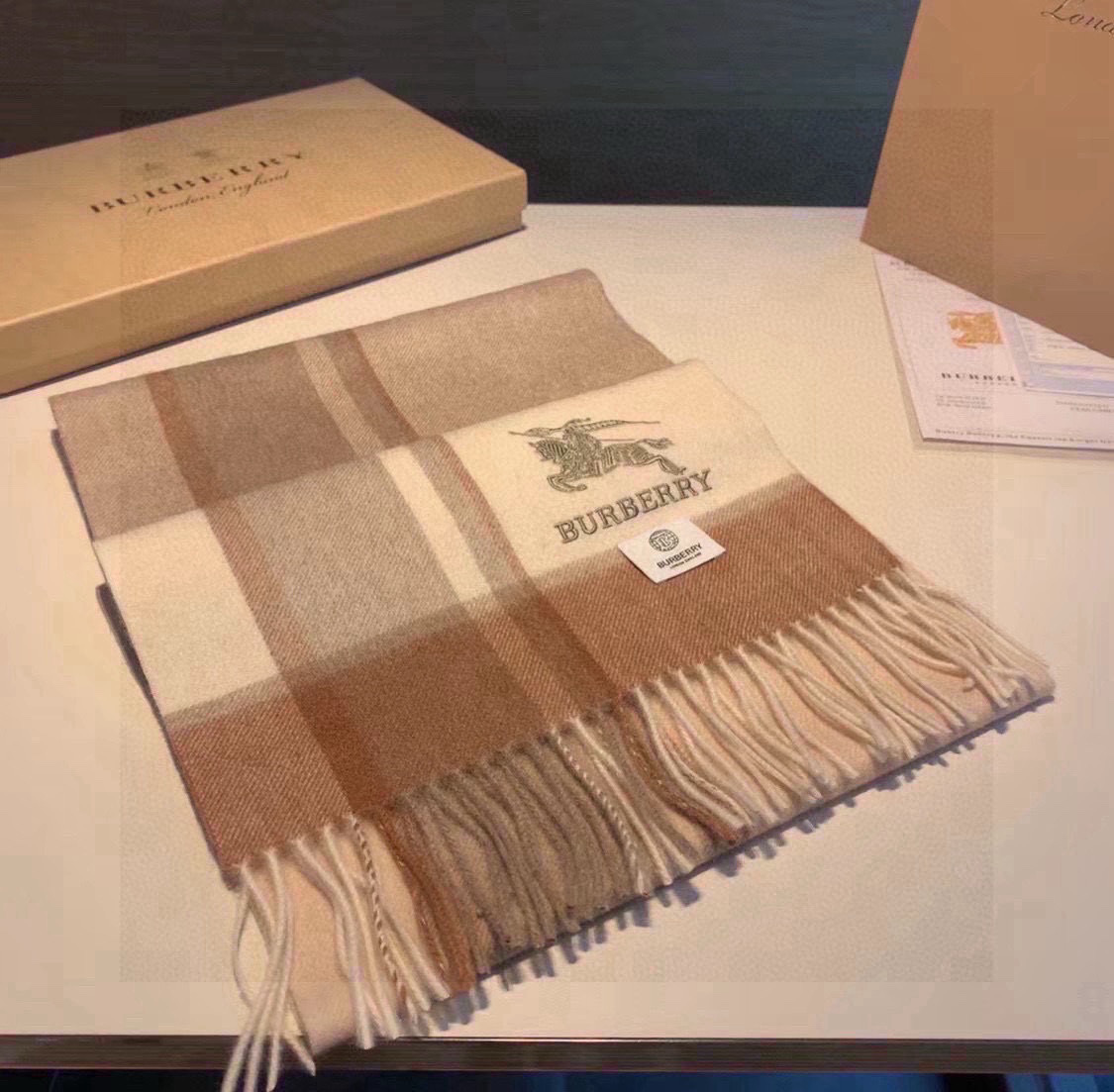 百分百山羊绒 🆕【▪️ 惊艳！披着围着都美的~让人过目不忘！！】巴宝莉这款出来的效果真的，一秒美晕！！太