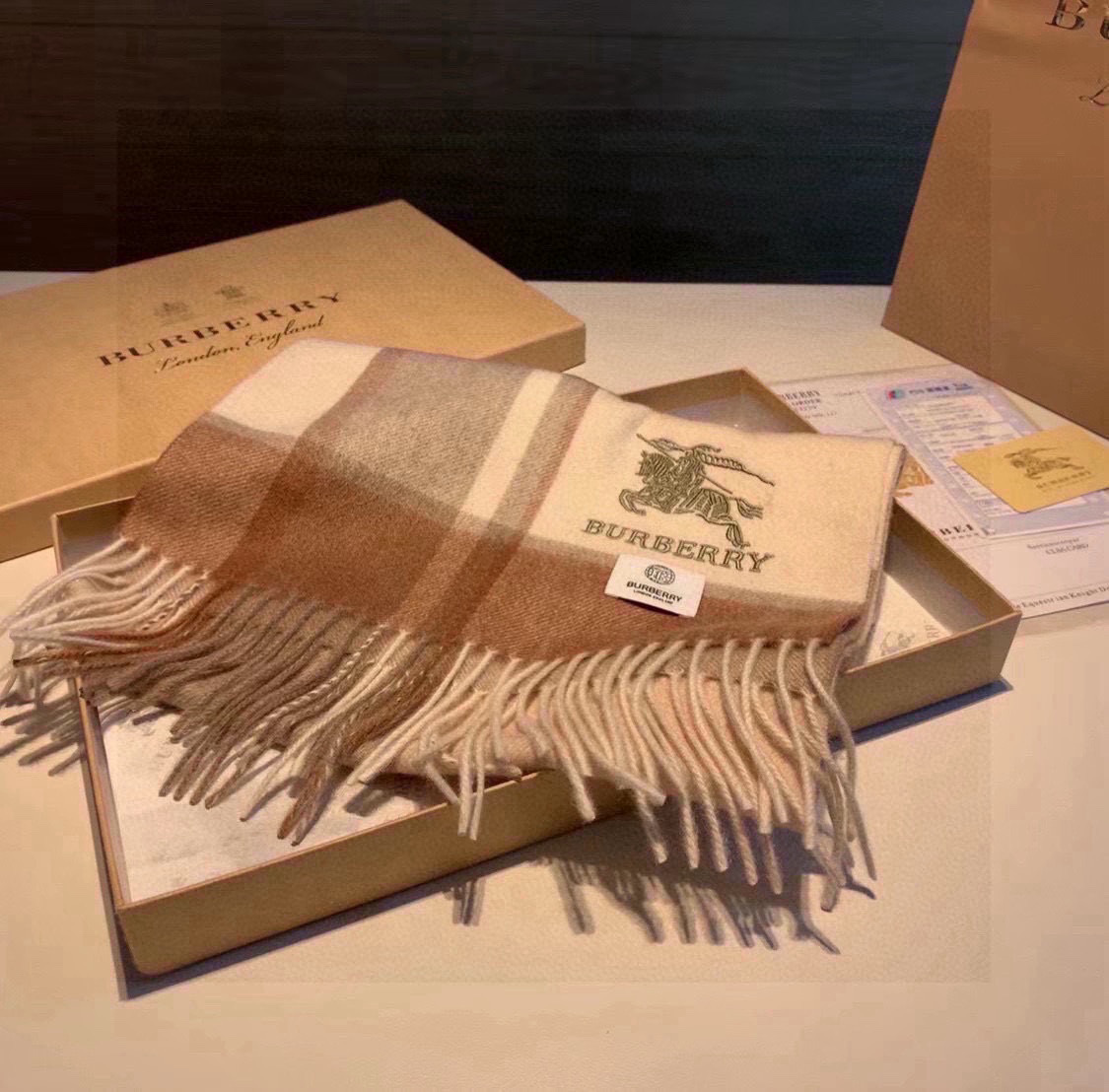 百分百山羊绒 🆕【▪️ 惊艳！披着围着都美的~让人过目不忘！！】巴宝莉这款出来的效果真的，一秒美晕！！太