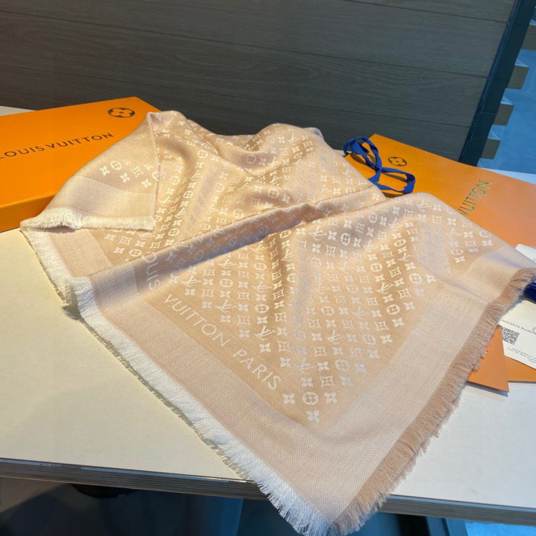 ✨✨【▪️质感好牛，LV新鲜出炉的超赞小披肩~！】披肩尺寸是少有的120cm*120cm，小字母老花的设