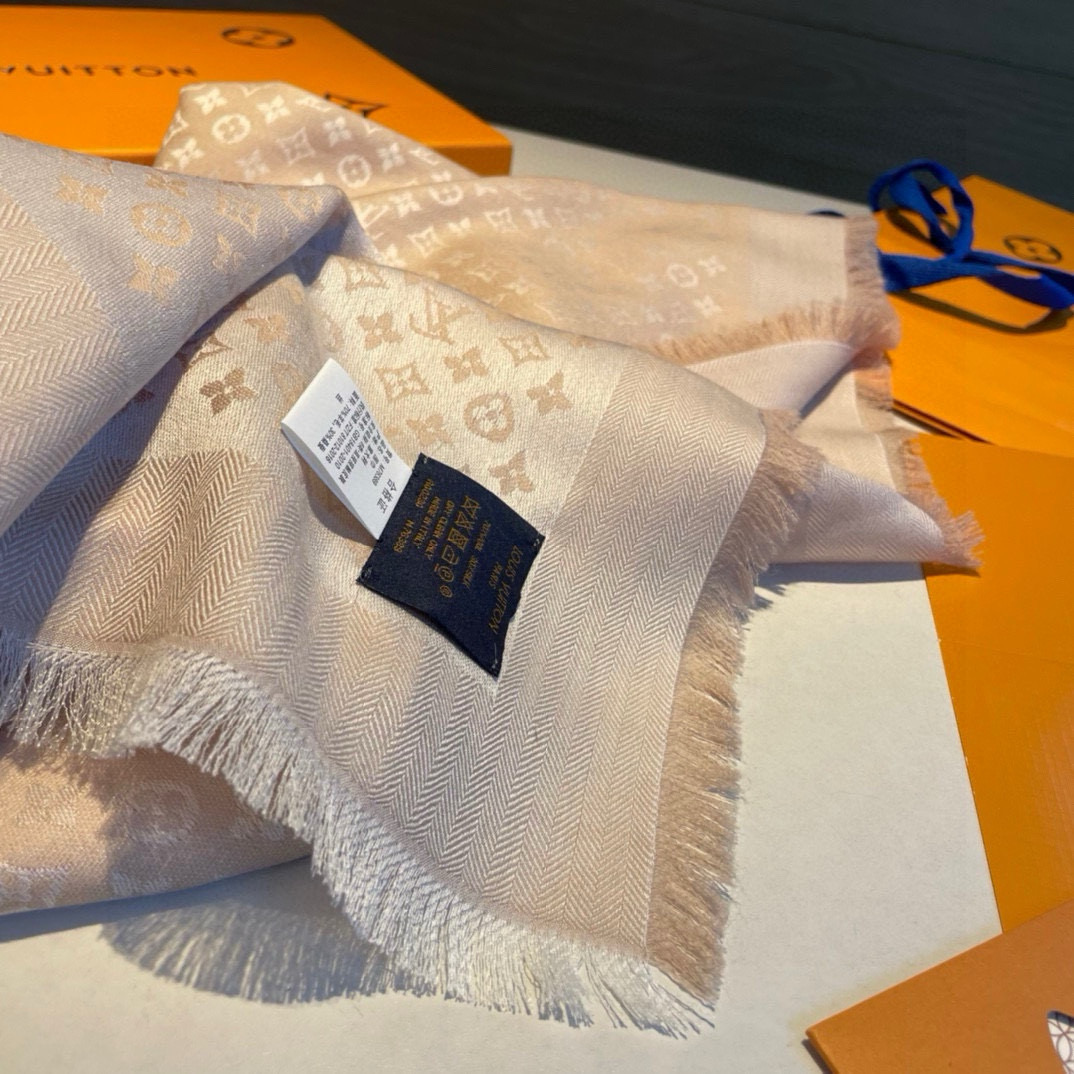 ✨✨【▪️质感好牛，LV新鲜出炉的超赞小披肩~！】披肩尺寸是少有的120cm*120cm，小字母老花的设