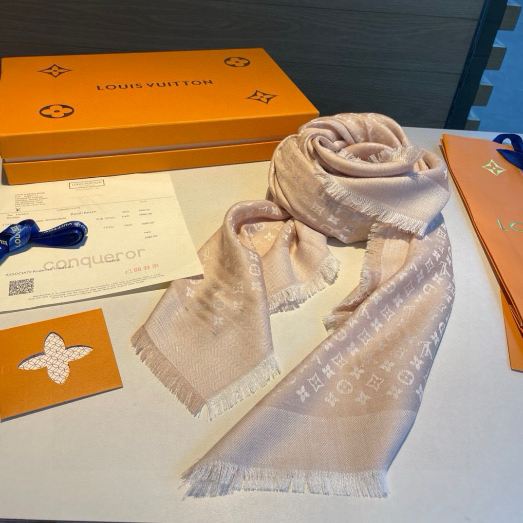 ✨✨【▪️质感好牛，LV新鲜出炉的超赞小披肩~！】披肩尺寸是少有的120cm*120cm，小字母老花的设