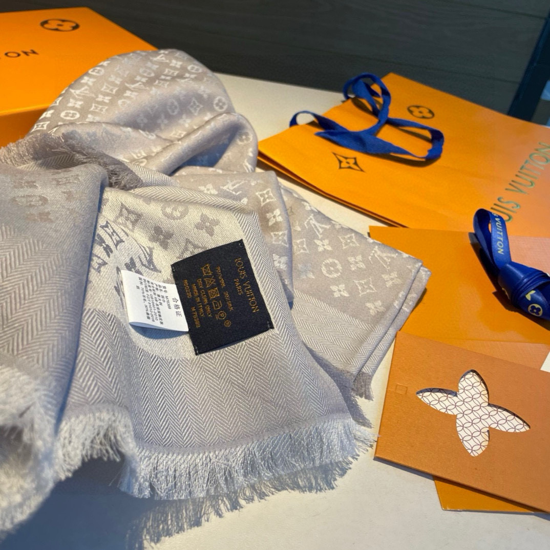 ✨✨【▪️质感好牛，LV新鲜出炉的超赞小披肩~！】披肩尺寸是少有的120cm*120cm，小字母老花的设