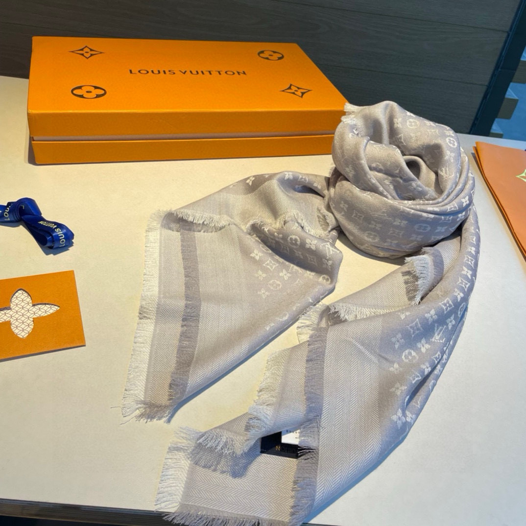 ✨✨【▪️质感好牛，LV新鲜出炉的超赞小披肩~！】披肩尺寸是少有的120cm*120cm，小字母老花的设