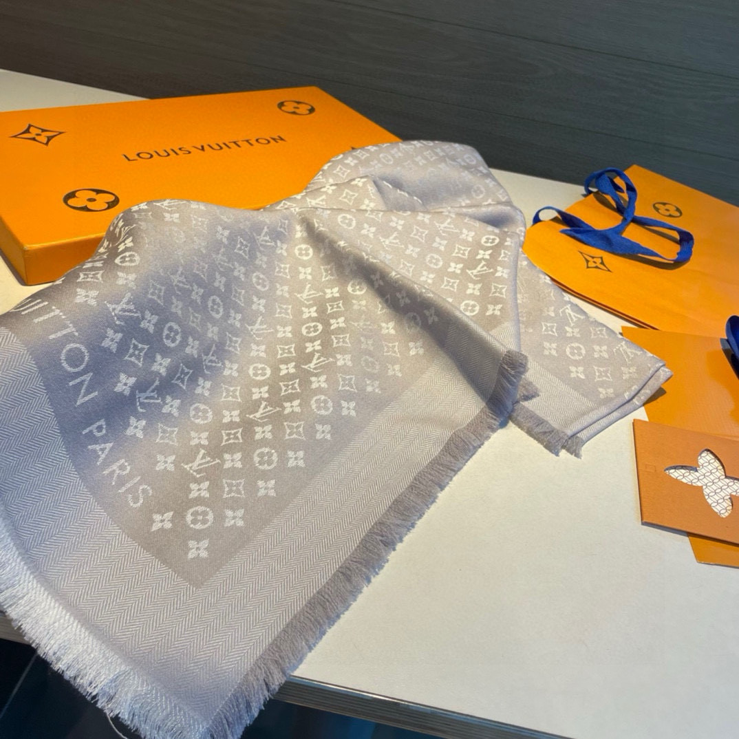 ✨✨【▪️质感好牛，LV新鲜出炉的超赞小披肩~！】披肩尺寸是少有的120cm*120cm，小字母老花的设