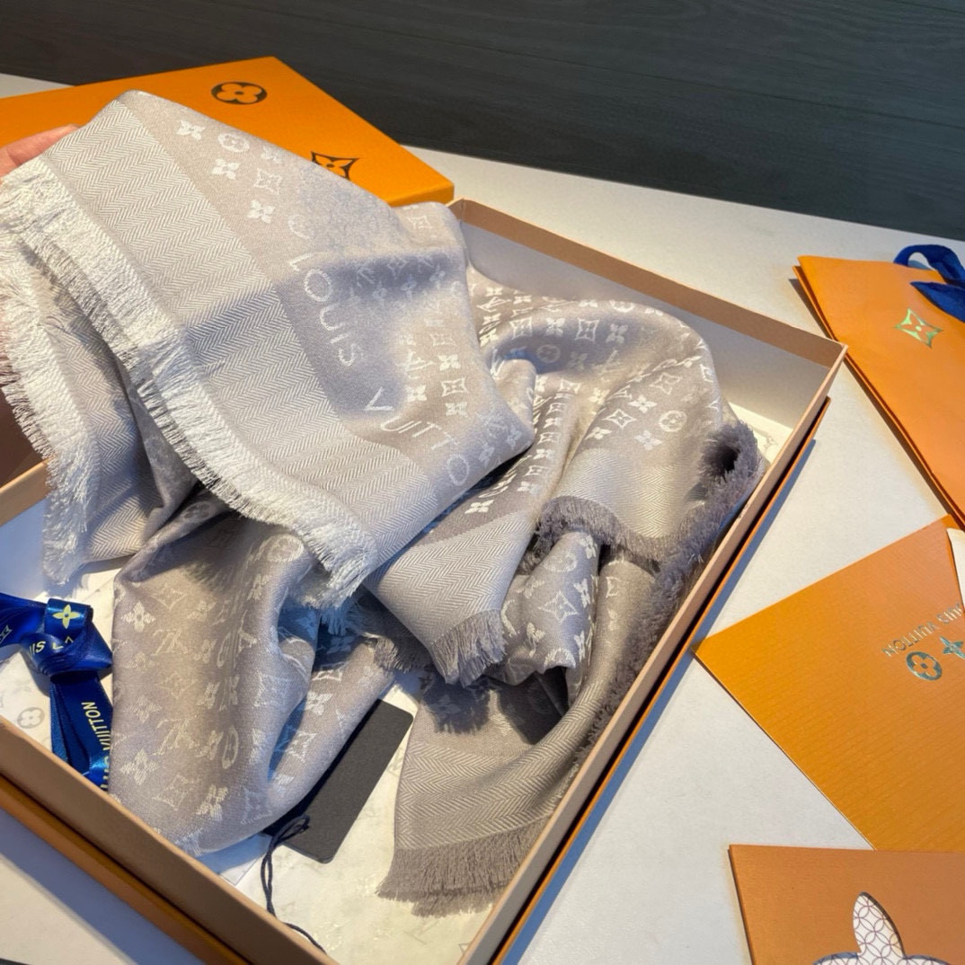 ✨✨【▪️质感好牛，LV新鲜出炉的超赞小披肩~！】披肩尺寸是少有的120cm*120cm，小字母老花的设