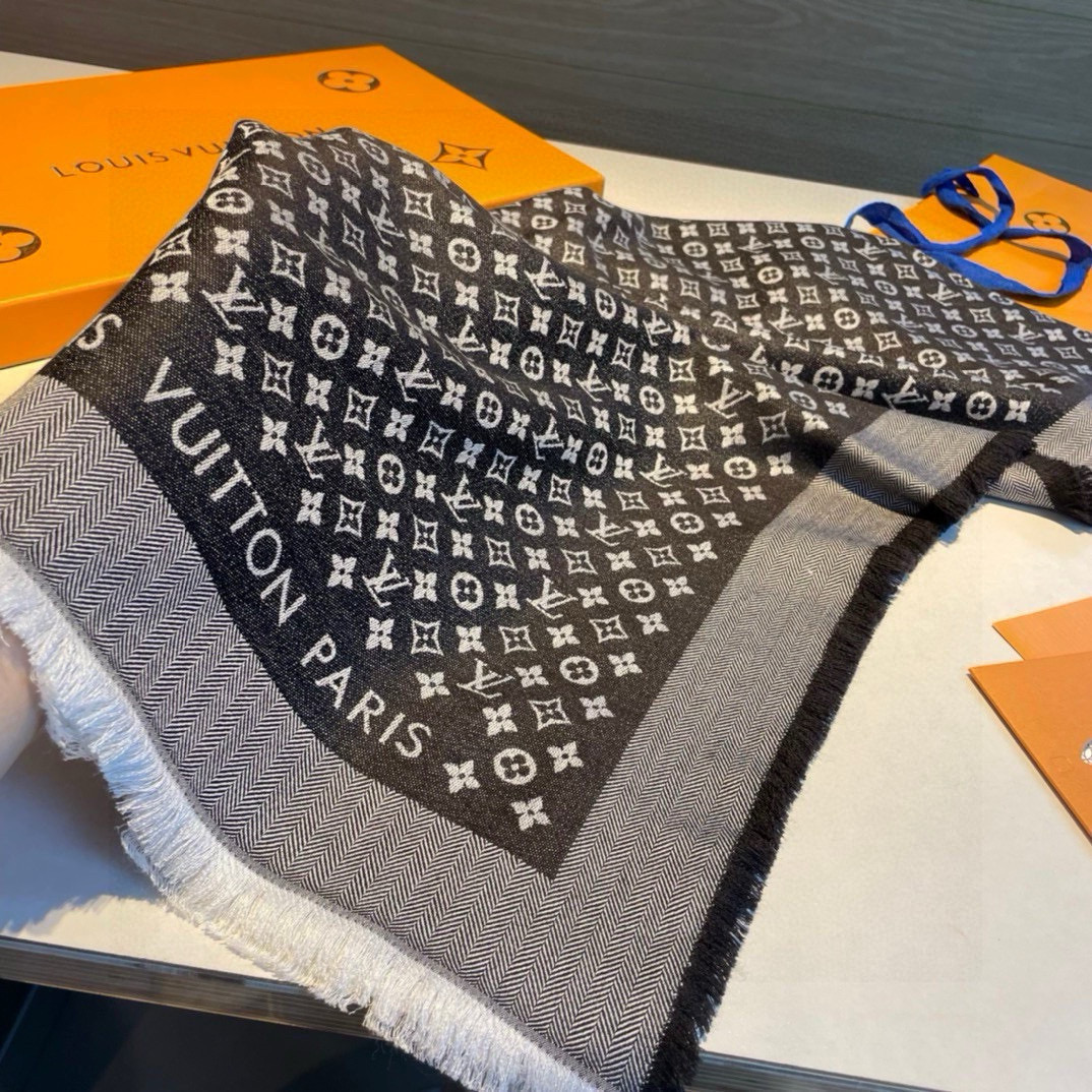 ✨✨【▪️质感好牛，LV新鲜出炉的超赞小披肩~！】披肩尺寸是少有的120cm*120cm，小字母老花的设