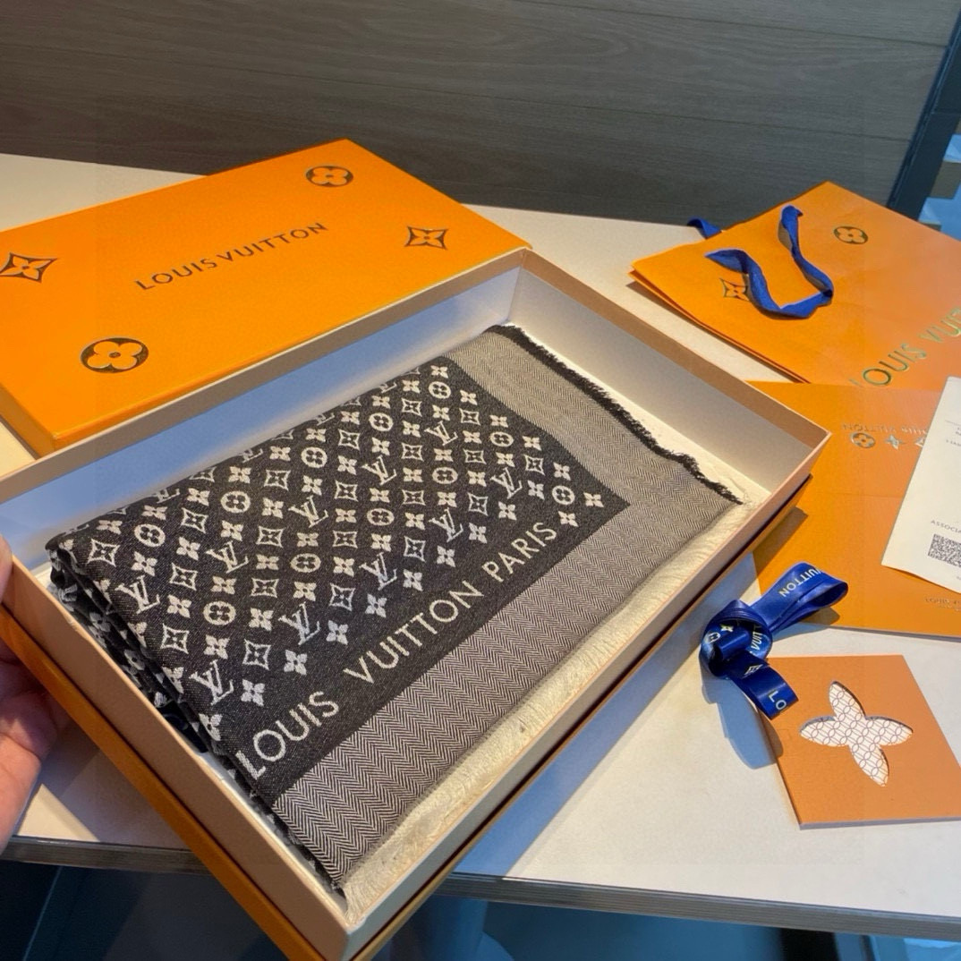 ✨✨【▪️质感好牛，LV新鲜出炉的超赞小披肩~！】披肩尺寸是少有的120cm*120cm，小字母老花的设