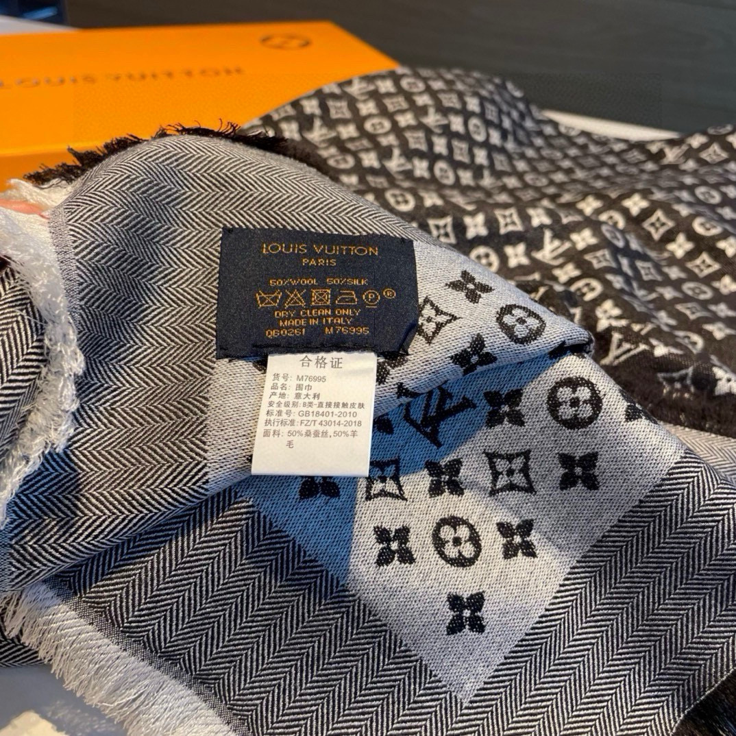 ✨✨【▪️质感好牛，LV新鲜出炉的超赞小披肩~！】披肩尺寸是少有的120cm*120cm，小字母老花的设