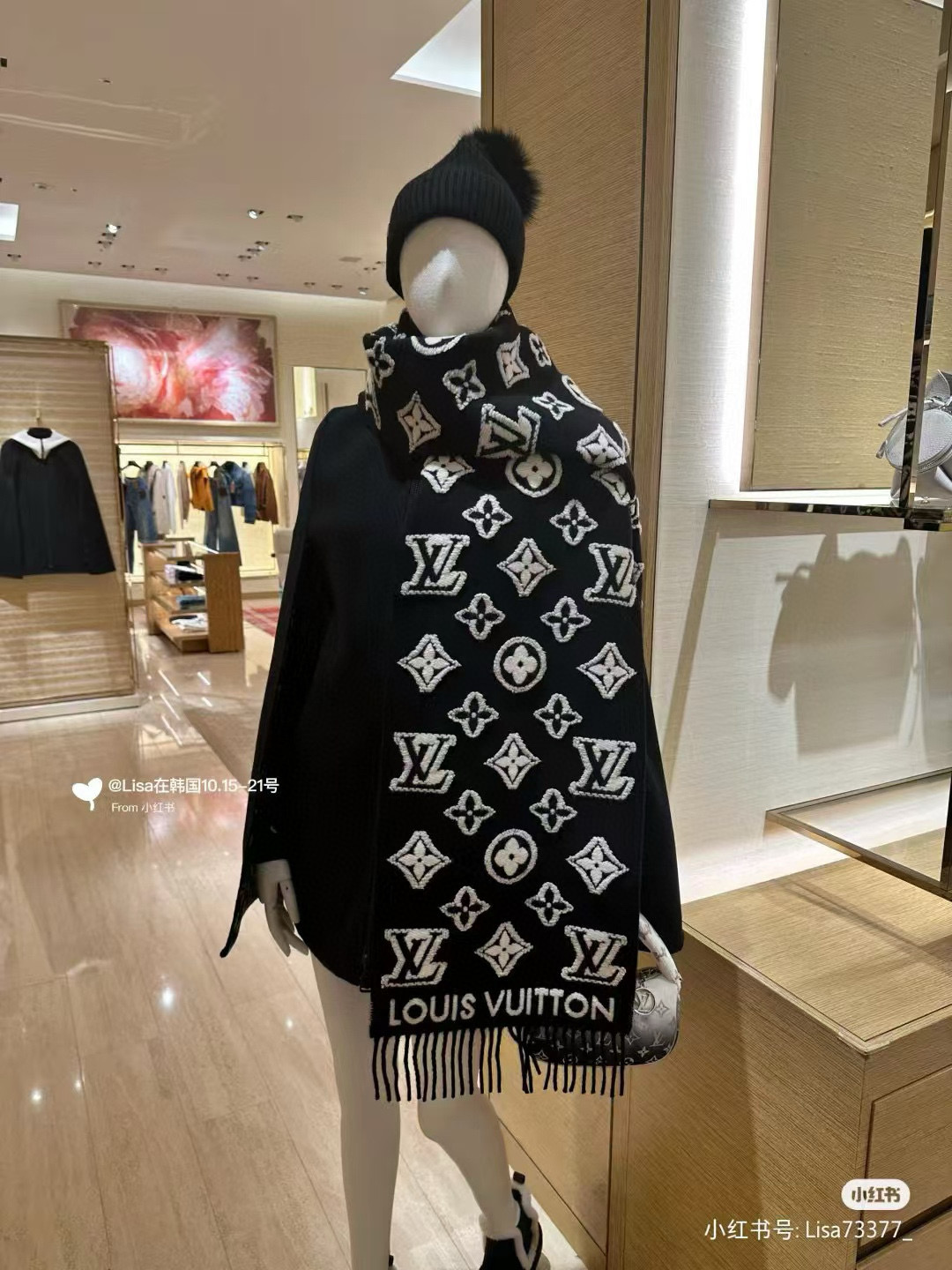 ✨✨【▪️质感好牛，LV新鲜出炉的超赞小披肩~！】披肩尺寸是少有的120cm*120cm，小字母老花的设