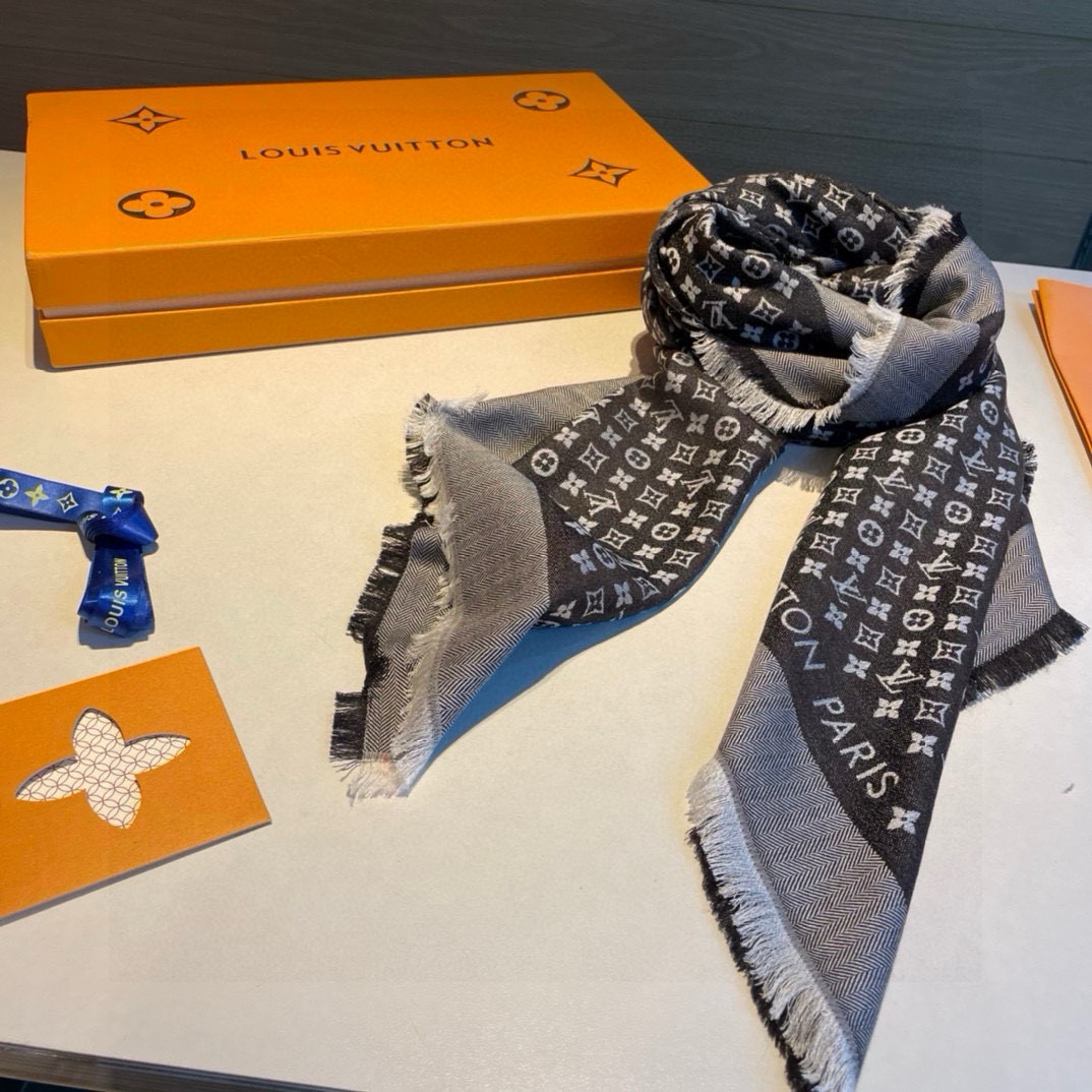 ✨✨【▪️质感好牛，LV新鲜出炉的超赞小披肩~！】披肩尺寸是少有的120cm*120cm，小字母老花的设