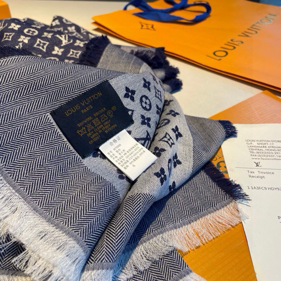 ✨✨【▪️质感好牛，LV新鲜出炉的超赞小披肩~！】披肩尺寸是少有的120cm*120cm，小字母老花的设