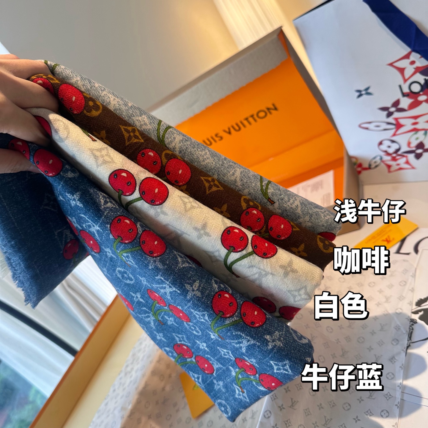 LV X TM MONOGRAMCERISE LV × TM Monogram Cerise 方巾出自路