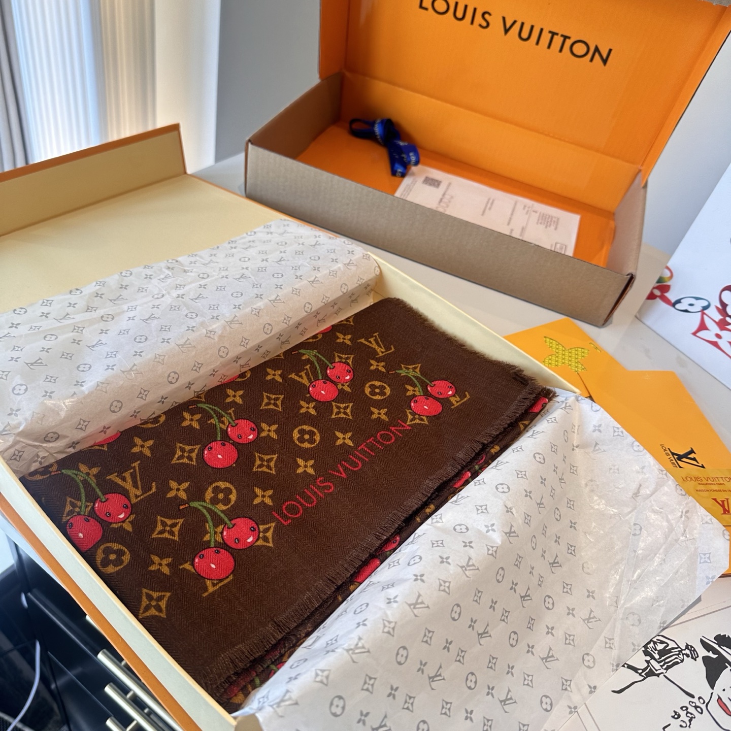 LV X TM MONOGRAMCERISE LV × TM Monogram Cerise 方巾出自路