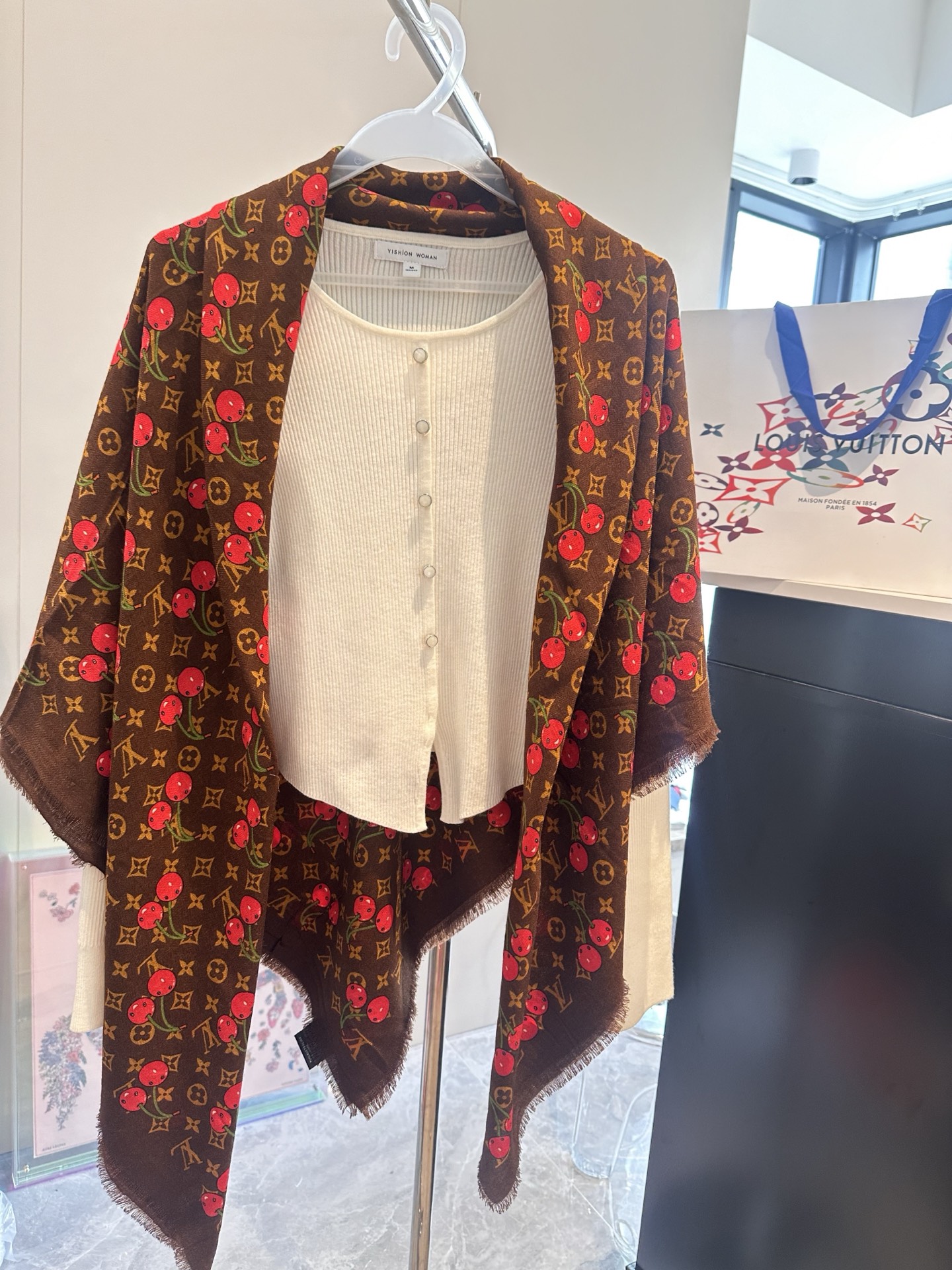 LV X TM MONOGRAMCERISE LV × TM Monogram Cerise 方巾出自路