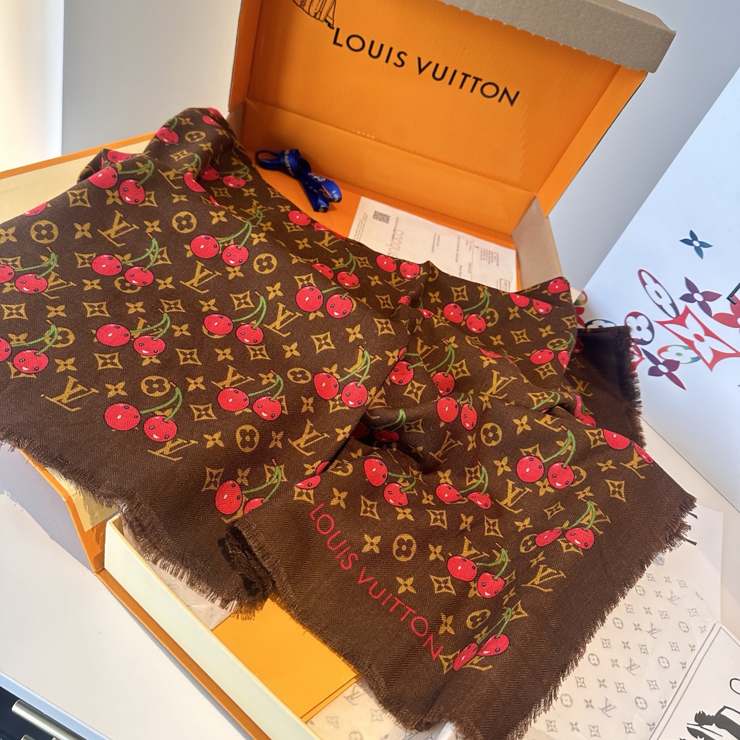 LV X TM MONOGRAMCERISE LV × TM Monogram Cerise 方巾出自路