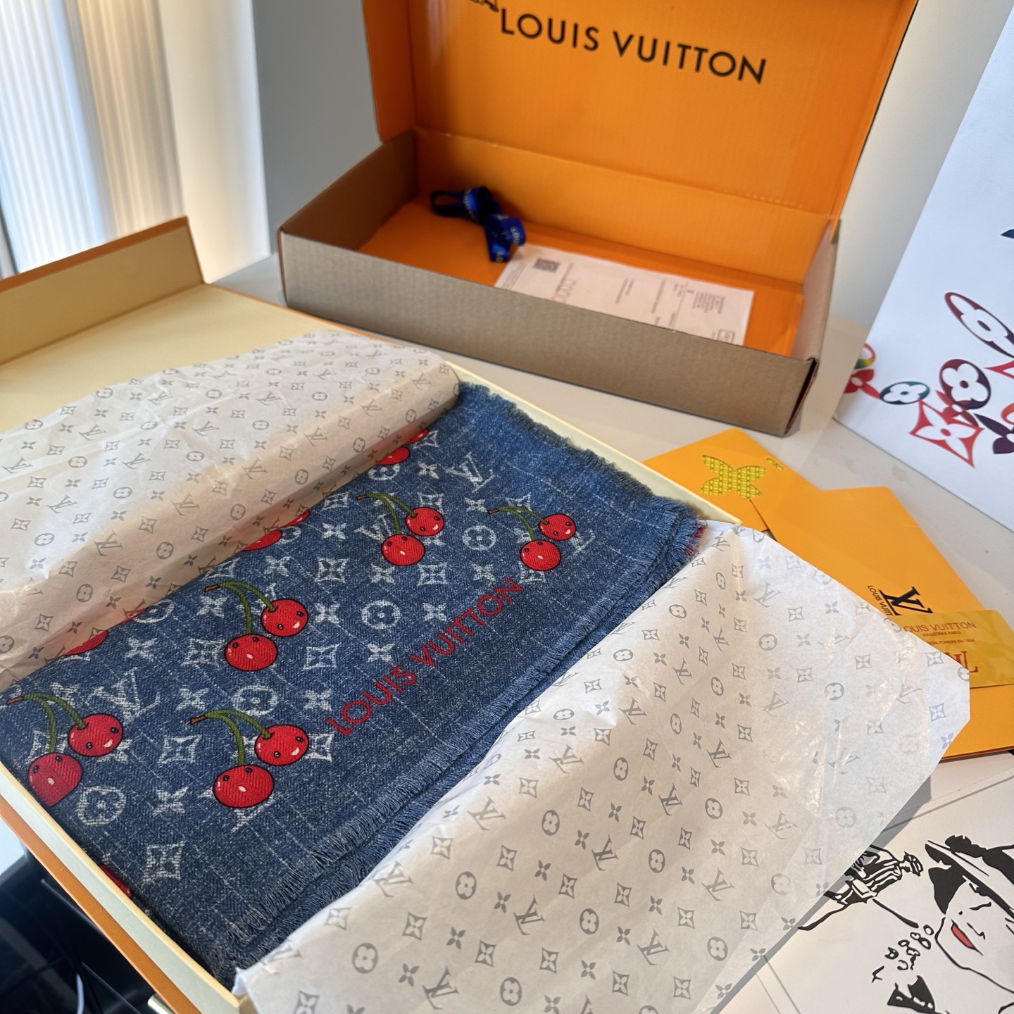 LV X TM MONOGRAMCERISE LV × TM Monogram Cerise 方巾出自路