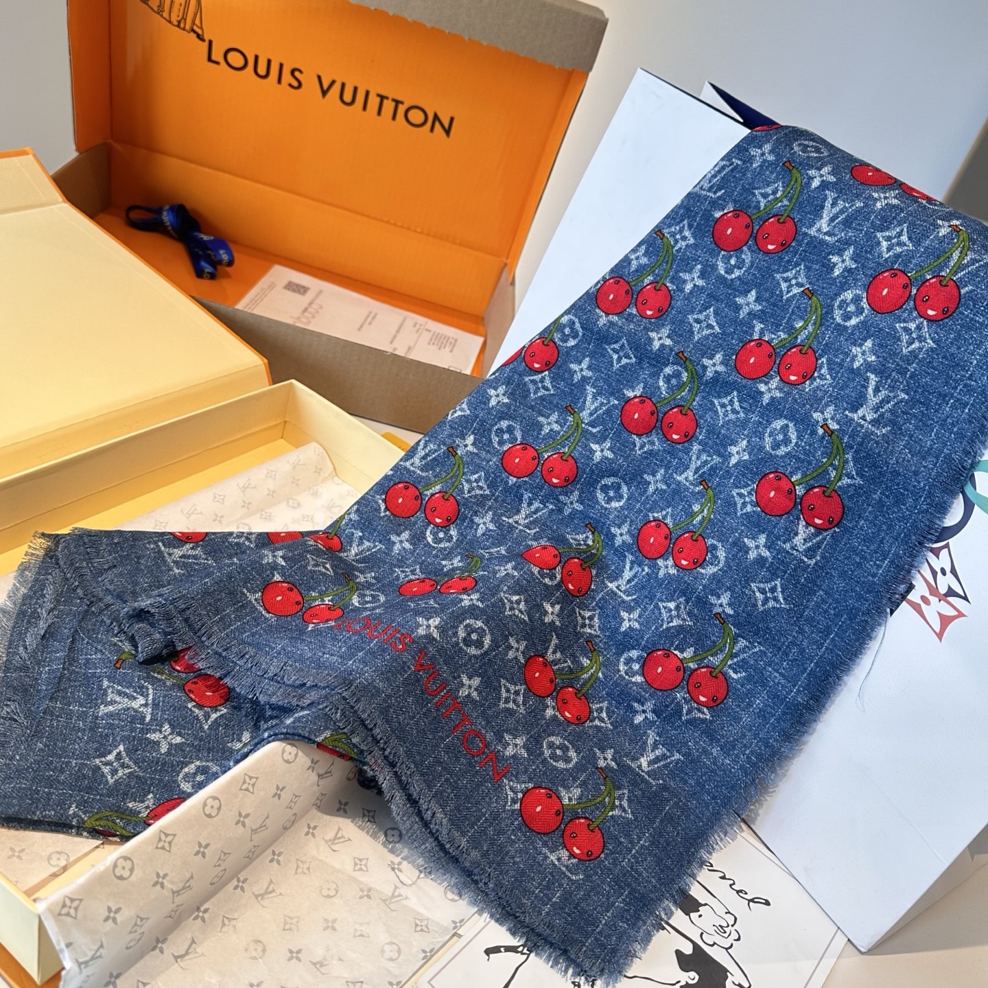 LV X TM MONOGRAMCERISE LV × TM Monogram Cerise 方巾出自路