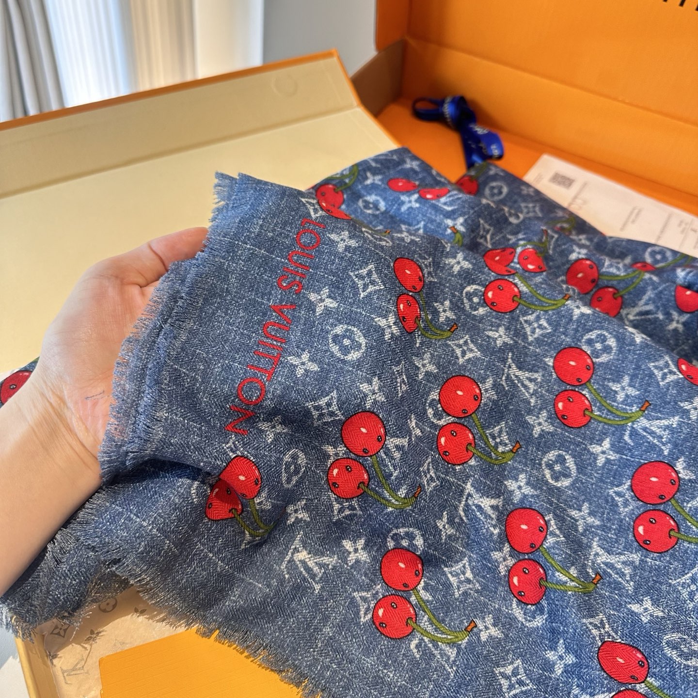 LV X TM MONOGRAMCERISE LV × TM Monogram Cerise 方巾出自路