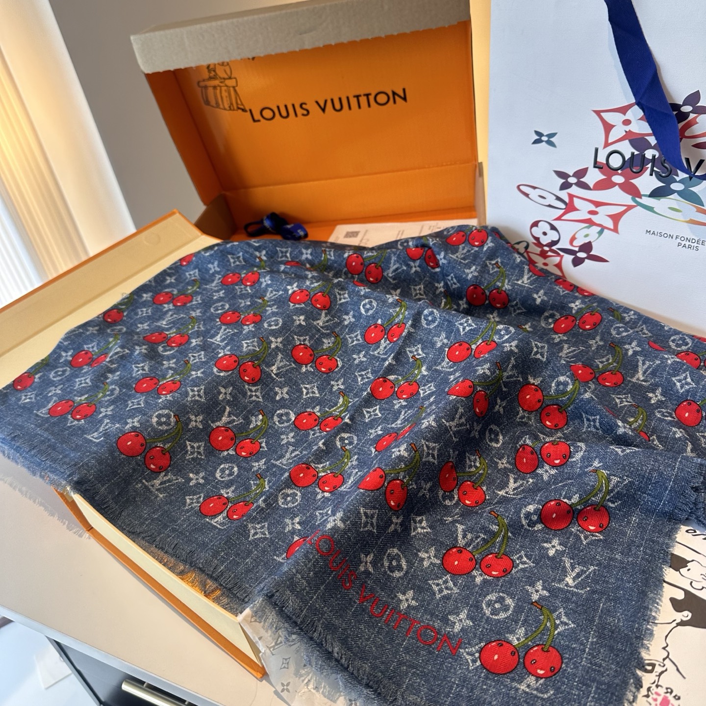 LV X TM MONOGRAMCERISE LV × TM Monogram Cerise 方巾出自路