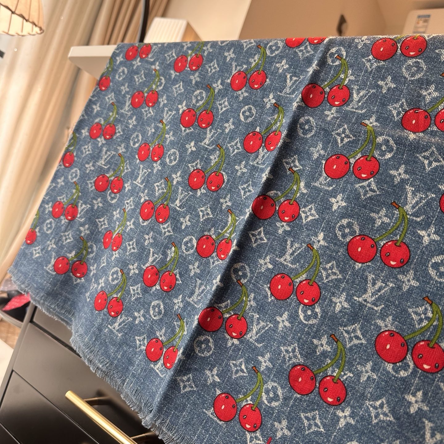 LV X TM MONOGRAMCERISE LV × TM Monogram Cerise 方巾出自路