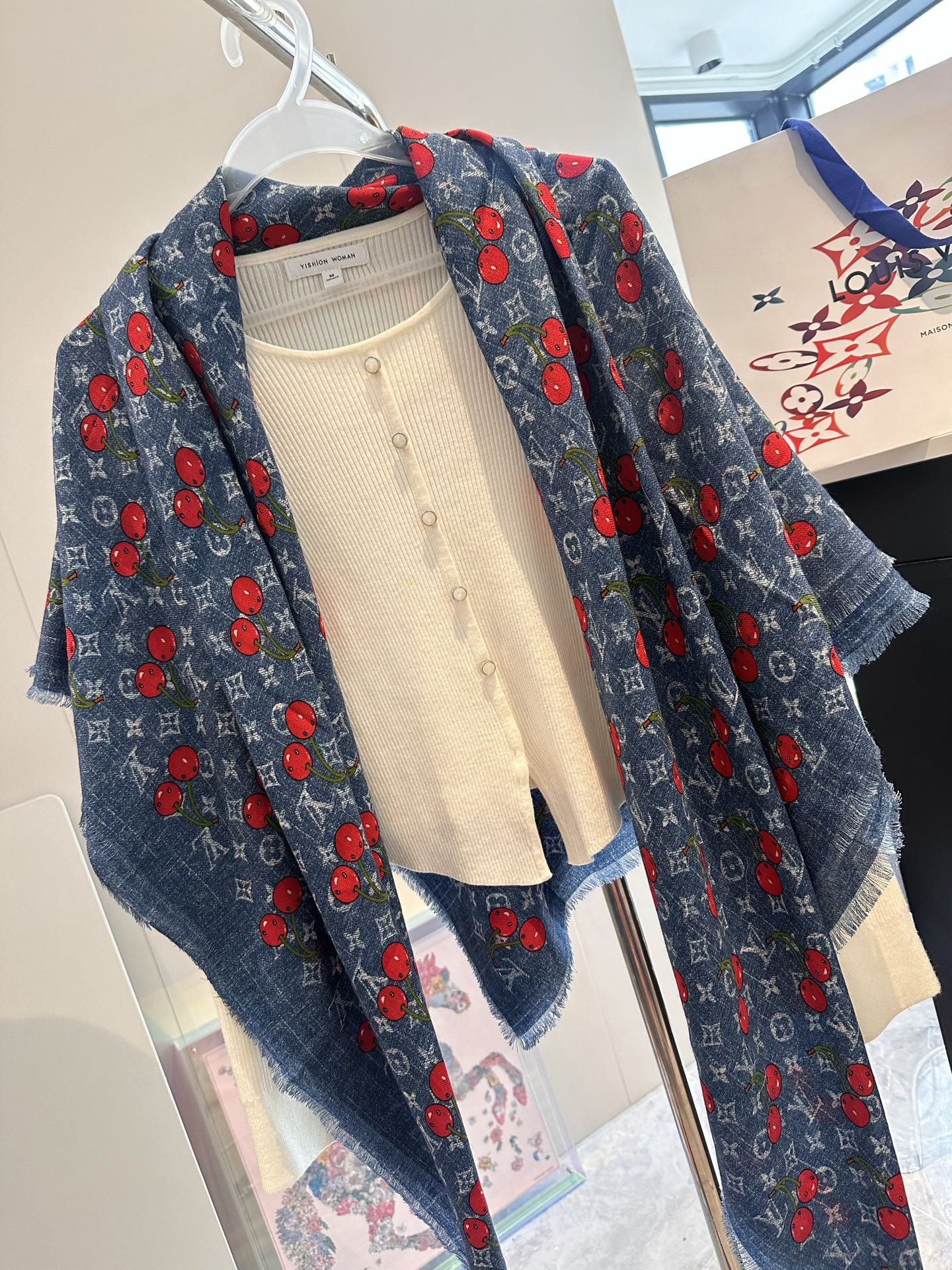 LV X TM MONOGRAMCERISE LV × TM Monogram Cerise 方巾出自路