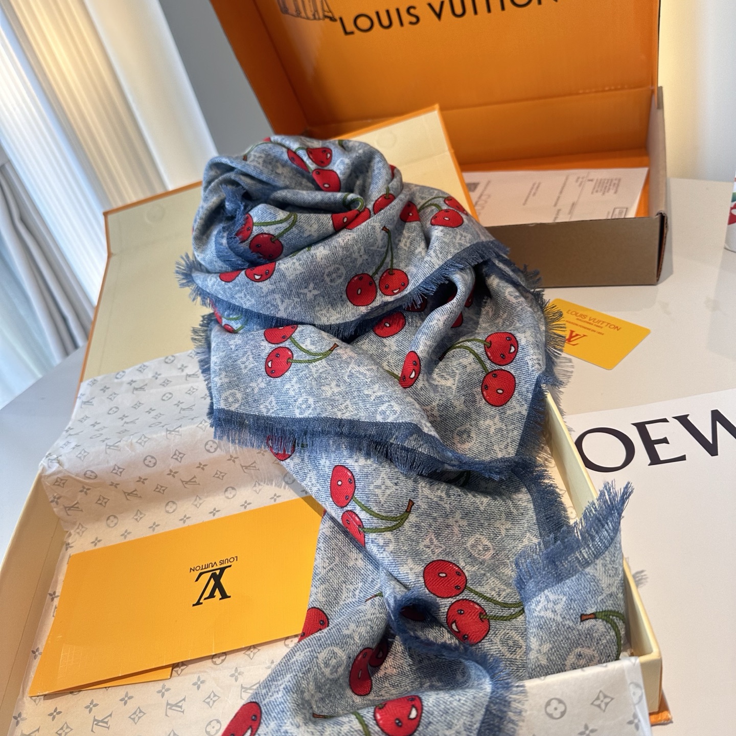 LV X TM MONOGRAMCERISE LV × TM Monogram Cerise 方巾出自路