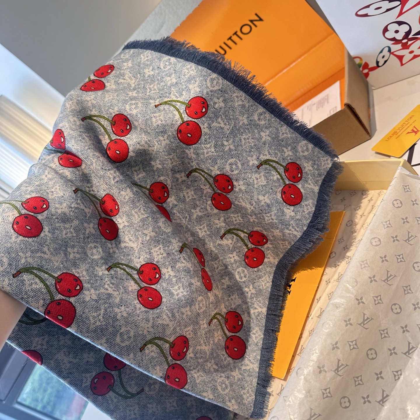 LV X TM MONOGRAMCERISE LV × TM Monogram Cerise 方巾出自路