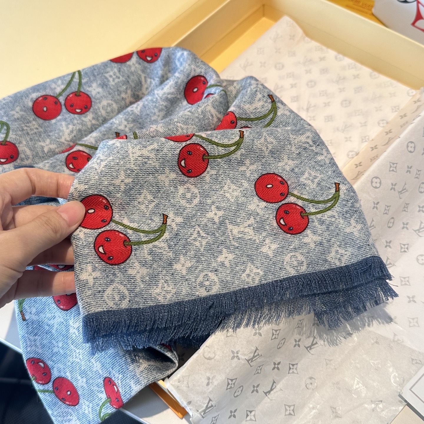 LV X TM MONOGRAMCERISE LV × TM Monogram Cerise 方巾出自路