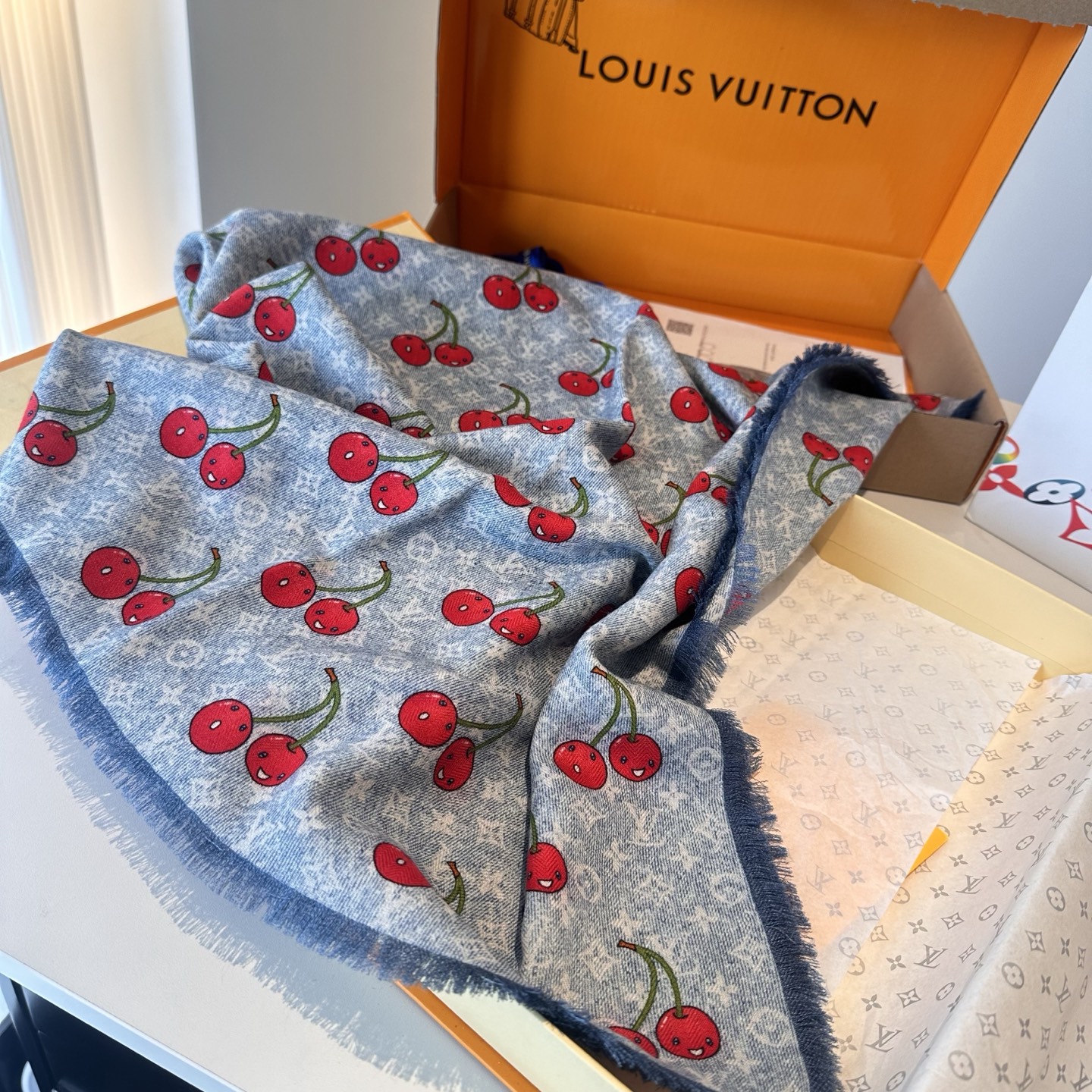 LV X TM MONOGRAMCERISE LV × TM Monogram Cerise 方巾出自路