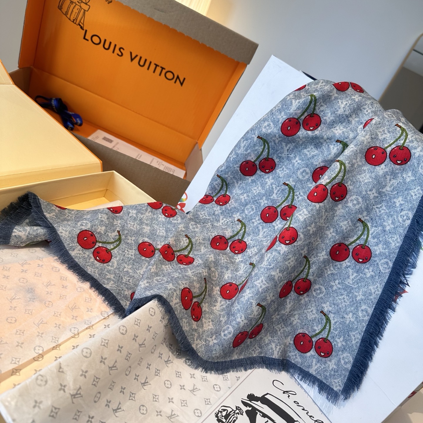 LV X TM MONOGRAMCERISE LV × TM Monogram Cerise 方巾出自路