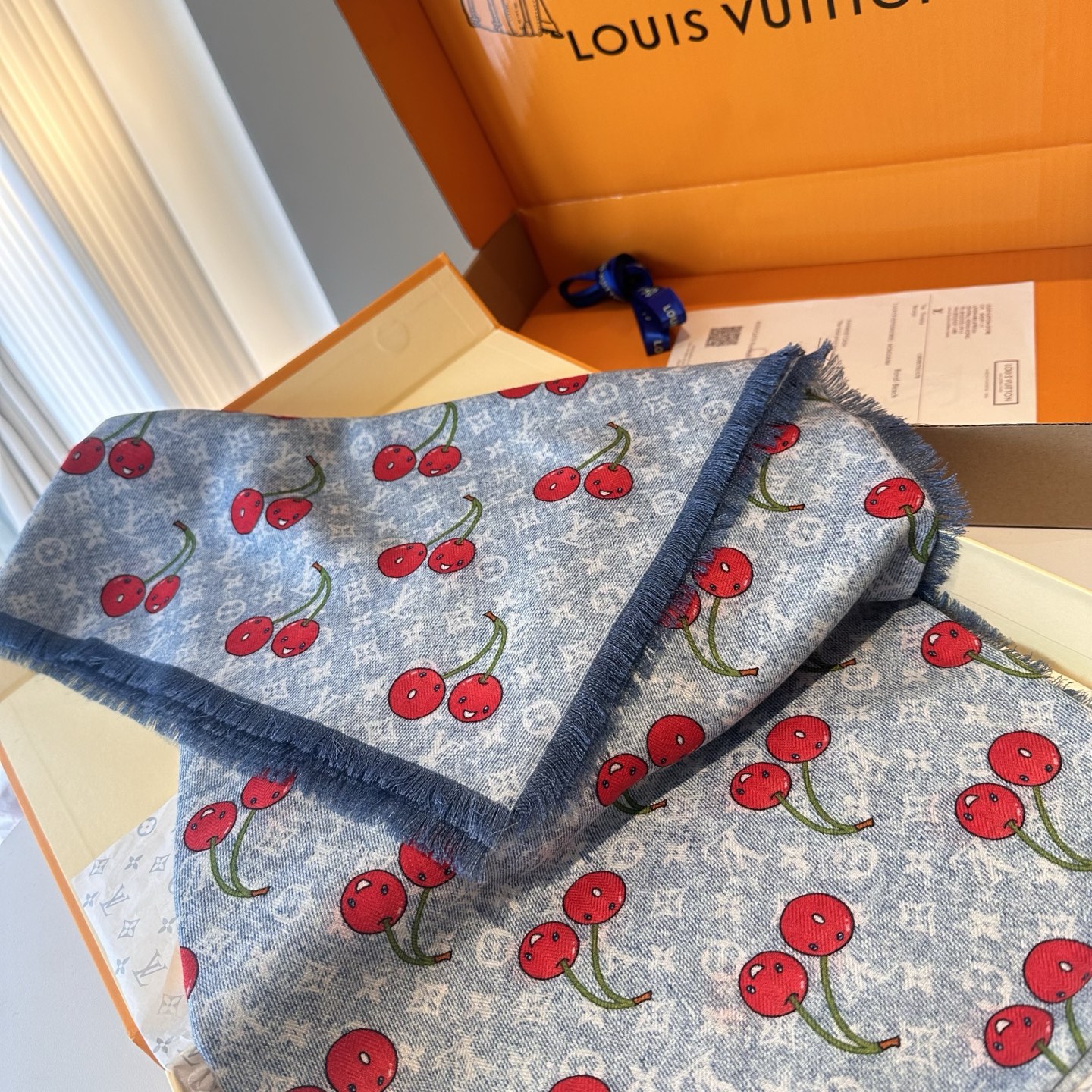 LV X TM MONOGRAMCERISE LV × TM Monogram Cerise 方巾出自路
