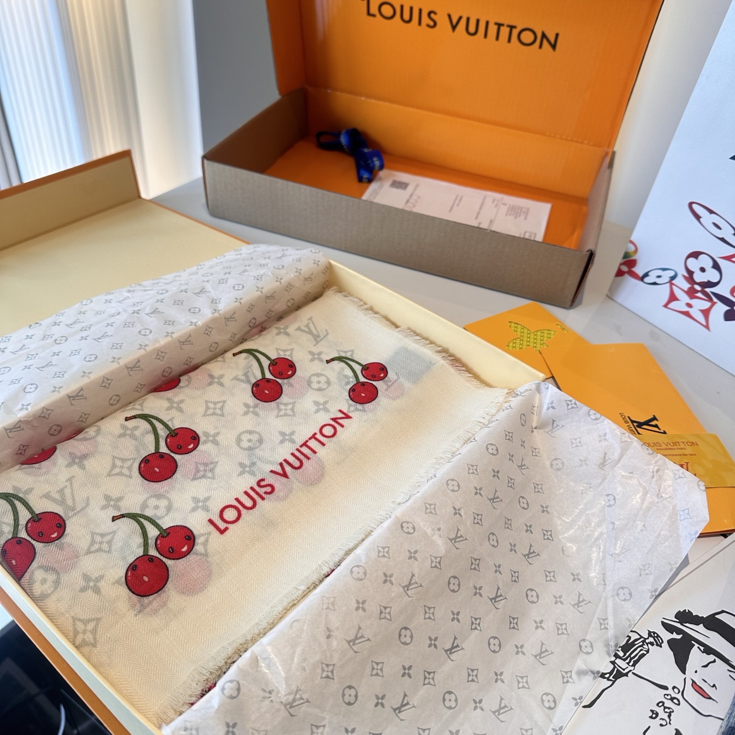 LV X TM MONOGRAMCERISE LV × TM Monogram Cerise 方巾出自路