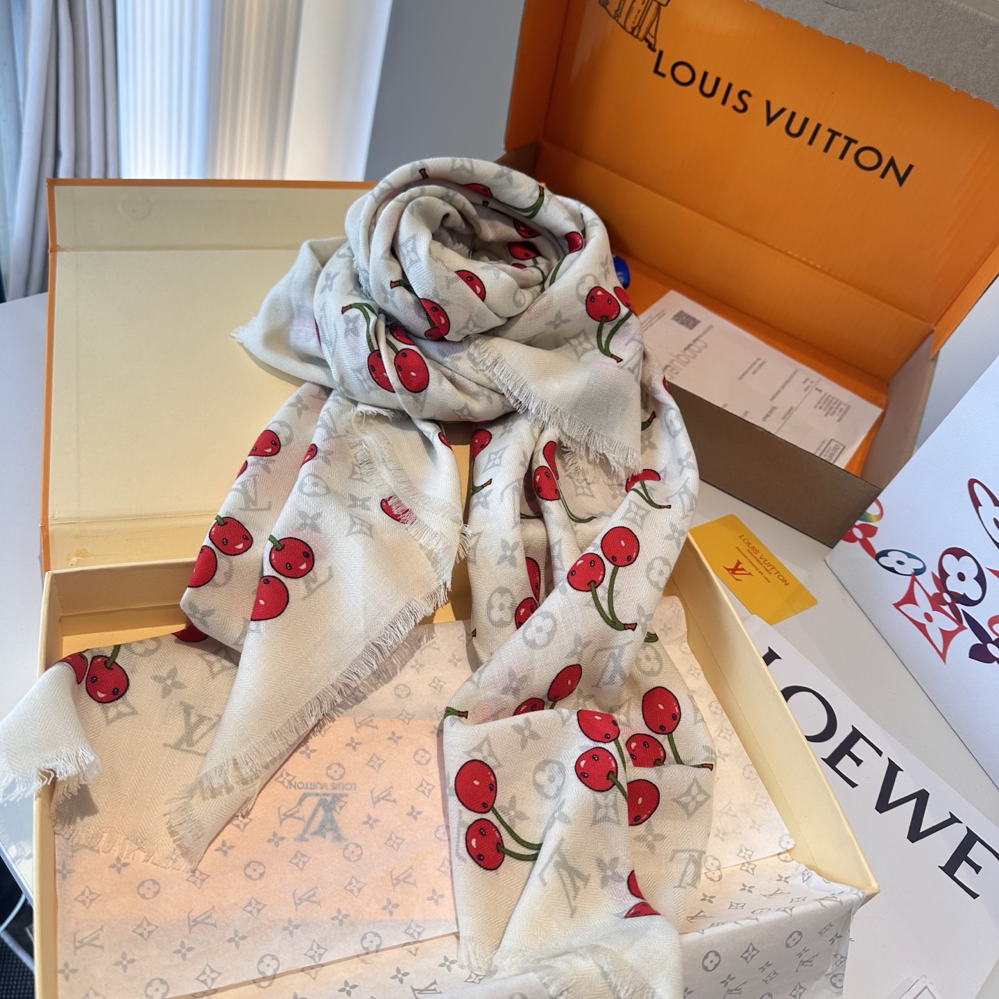 LV X TM MONOGRAMCERISE LV × TM Monogram Cerise 方巾出自路