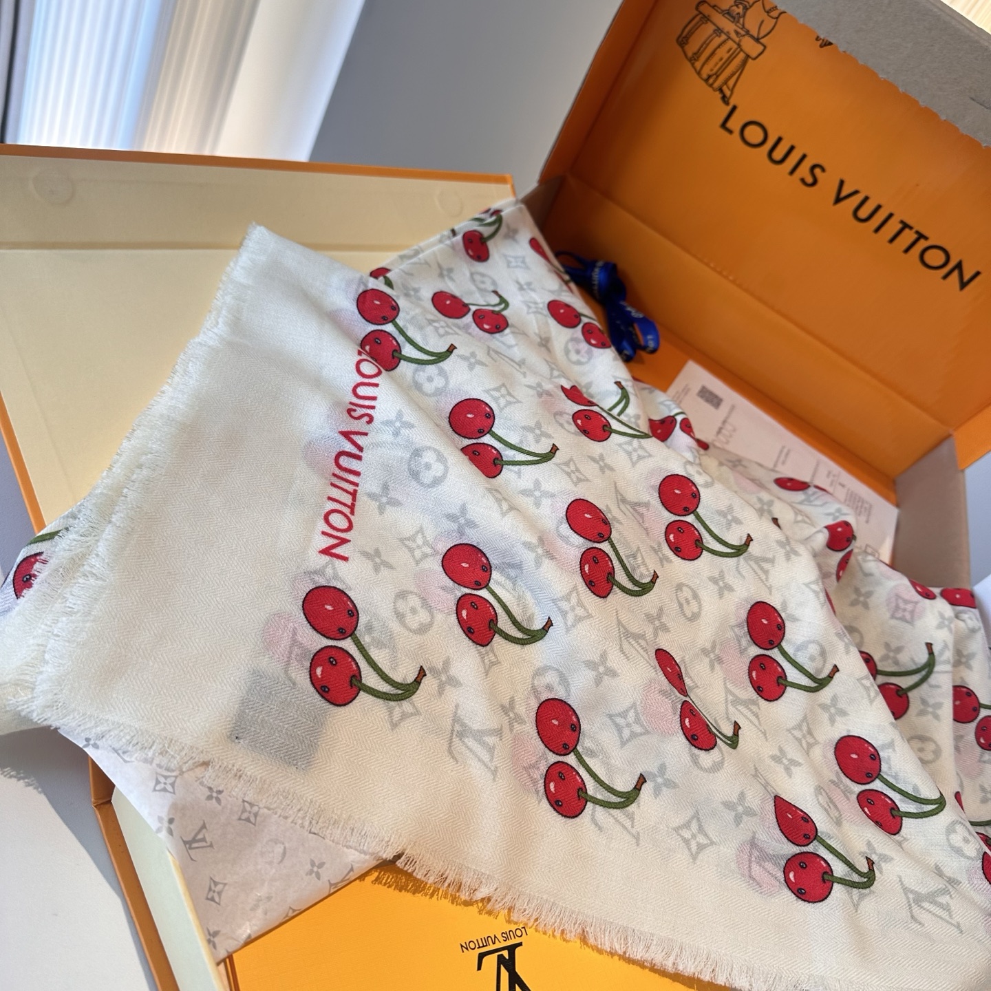 LV X TM MONOGRAMCERISE LV × TM Monogram Cerise 方巾出自路