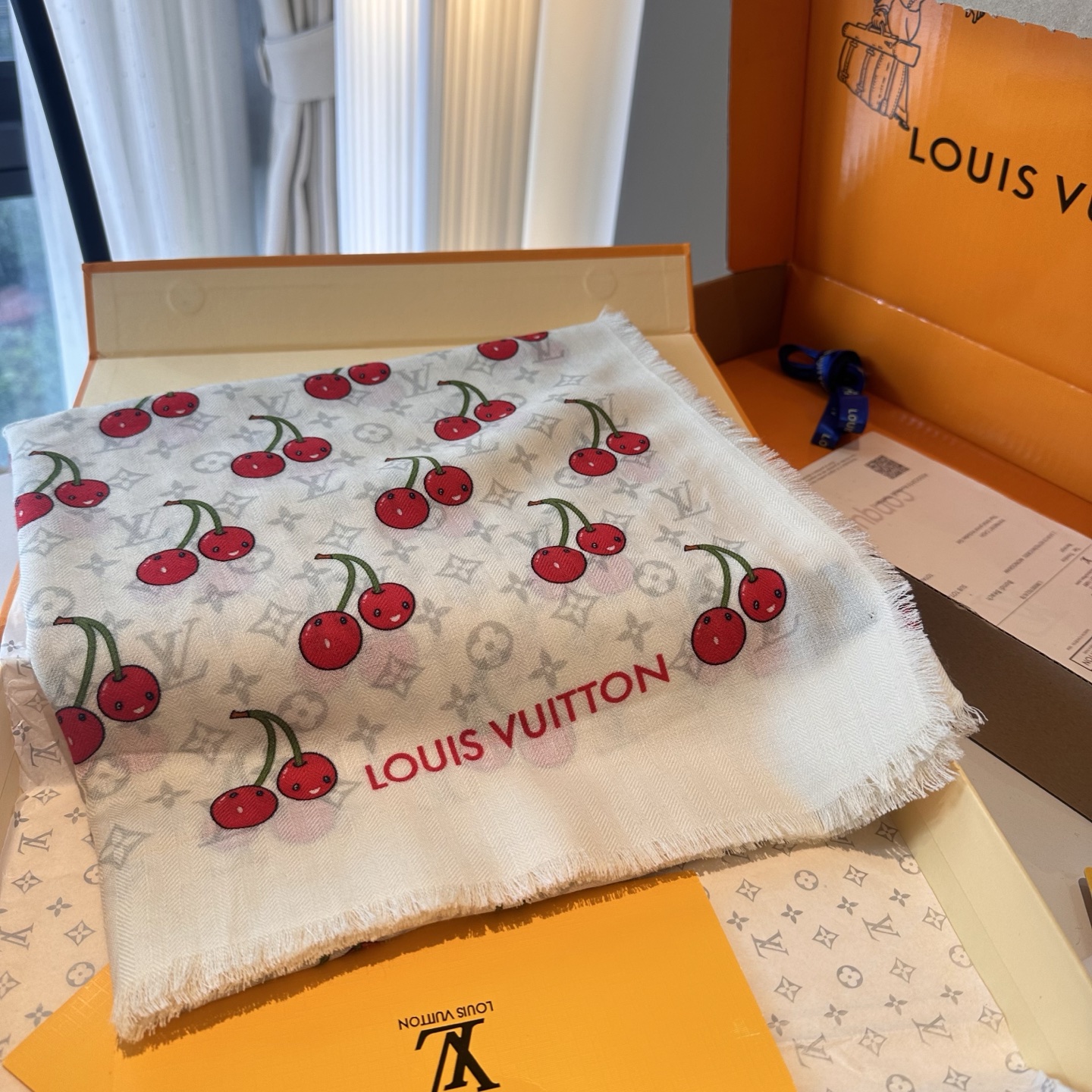 LV X TM MONOGRAMCERISE LV × TM Monogram Cerise 方巾出自路