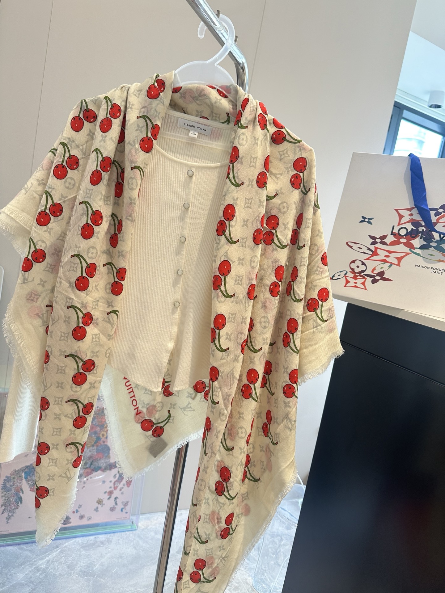 LV X TM MONOGRAMCERISE LV × TM Monogram Cerise 方巾出自路