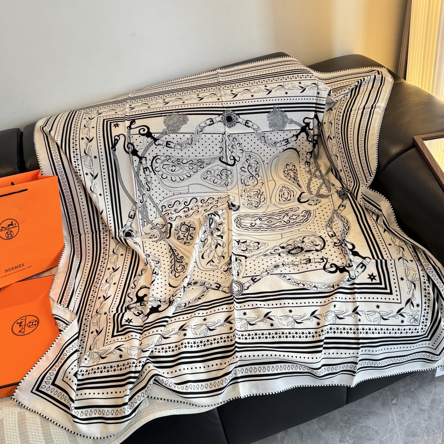 双面同色丝绒尺寸：135×135cm材质：30真丝70羊绒爱马仕的“亚马逊庆典”图案丝巾的设计灵感来源于