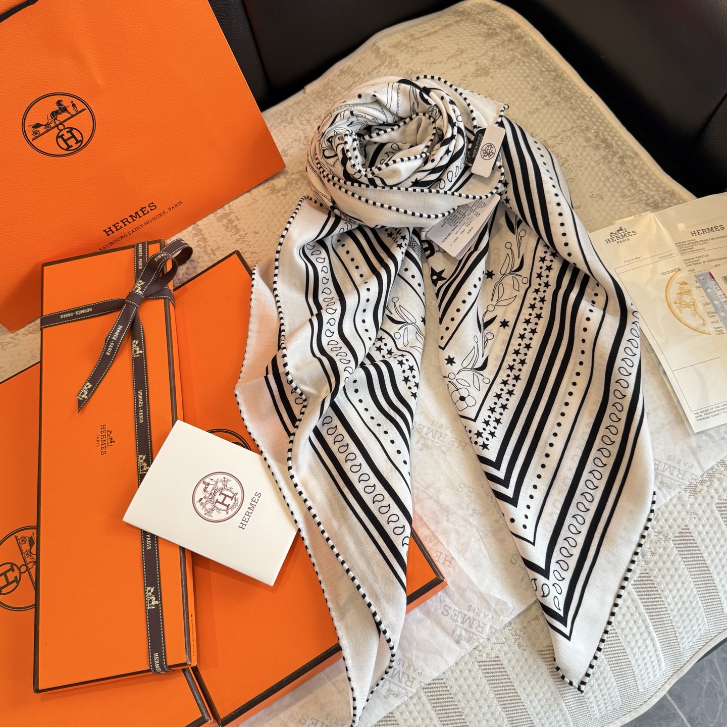 双面同色丝绒尺寸：135×135cm材质：30真丝70羊绒爱马仕的“亚马逊庆典”图案丝巾的设计灵感来源于