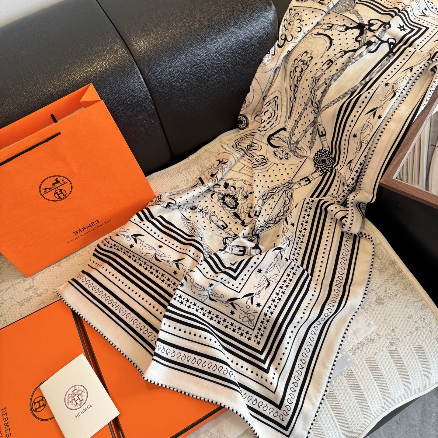 双面同色丝绒尺寸：135×135cm材质：30真丝70羊绒爱马仕的“亚马逊庆典”图案丝巾的设计灵感来源于