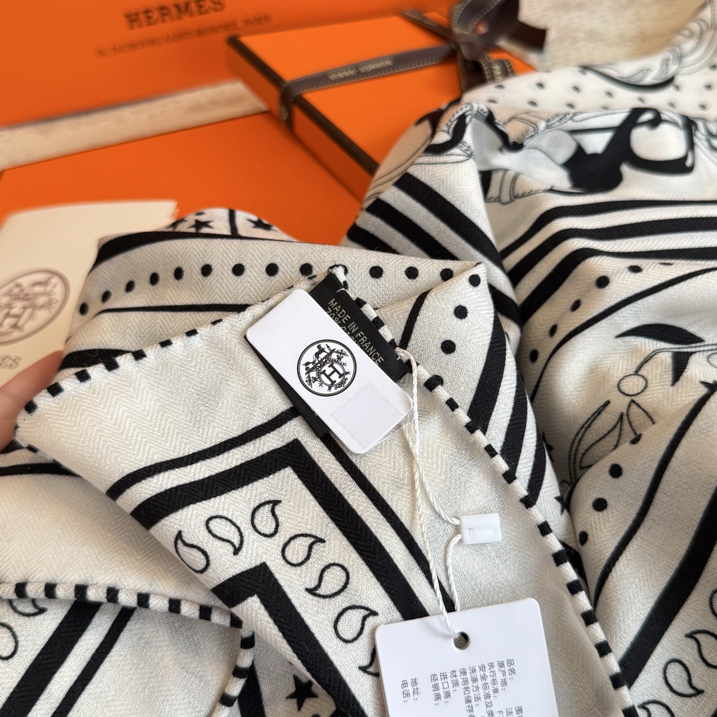 双面同色丝绒尺寸：135×135cm材质：30真丝70羊绒爱马仕的“亚马逊庆典”图案丝巾的设计灵感来源于