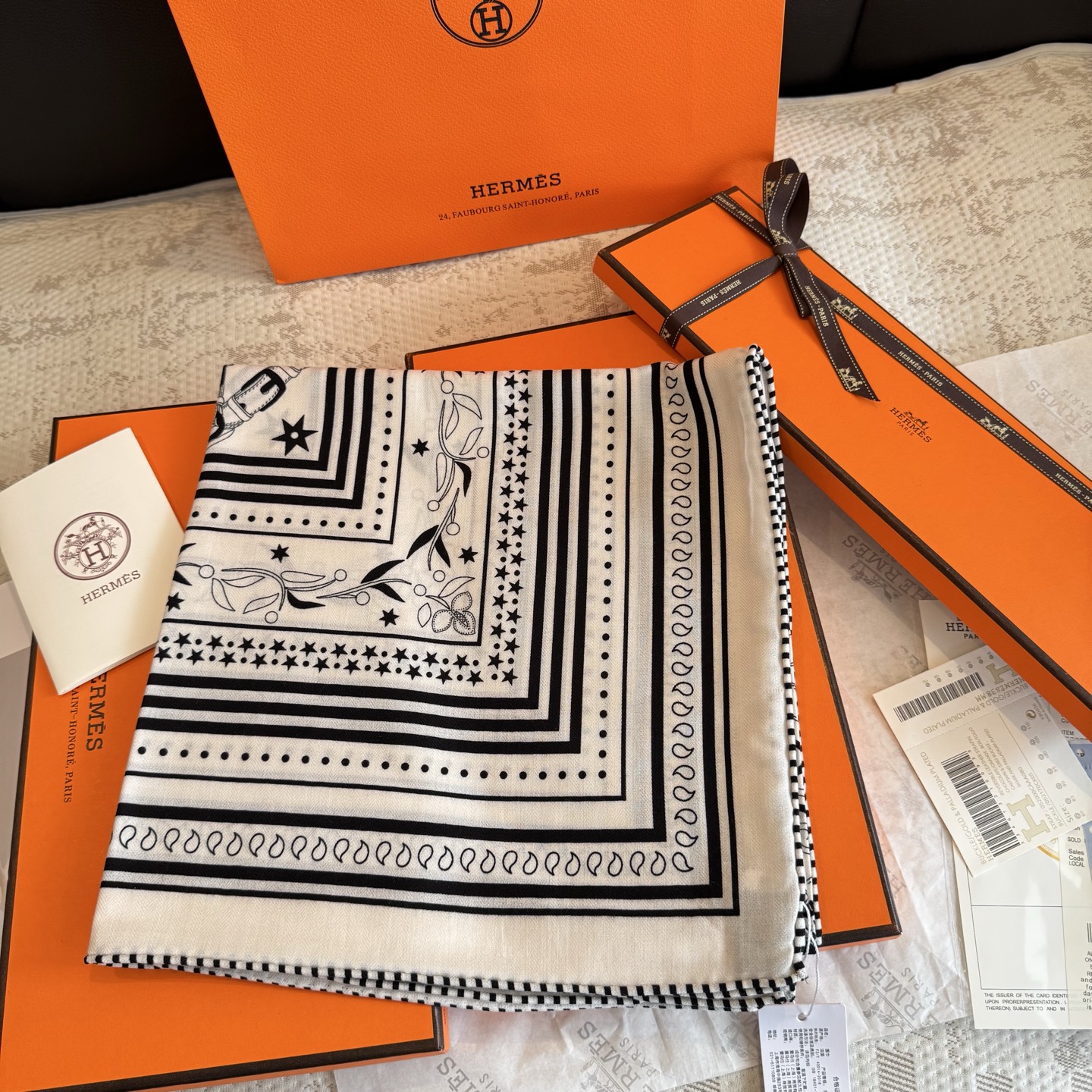 双面同色丝绒尺寸：135×135cm材质：30真丝70羊绒爱马仕的“亚马逊庆典”图案丝巾的设计灵感来源于