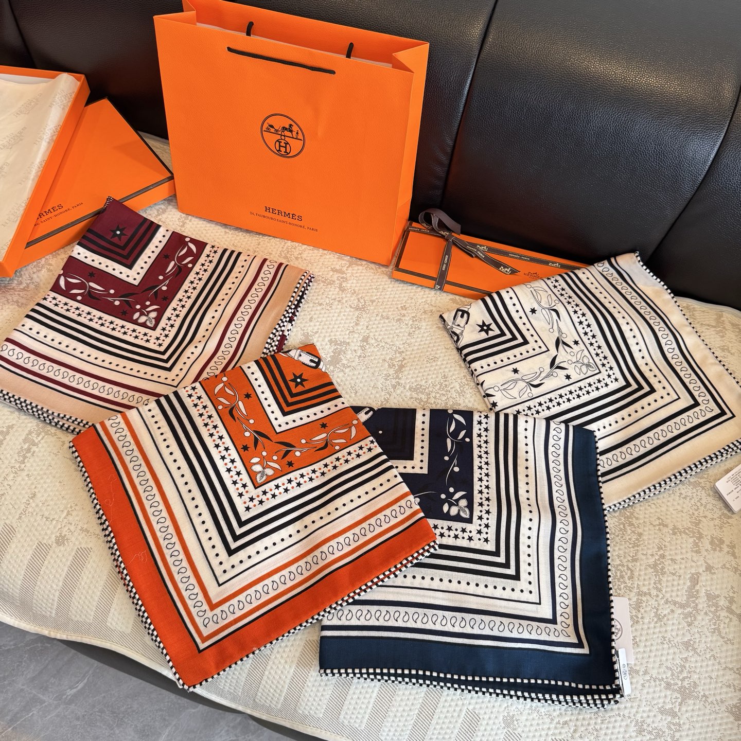 双面同色丝绒尺寸：135×135cm材质：30真丝70羊绒爱马仕的“亚马逊庆典”图案丝巾的设计灵感来源于