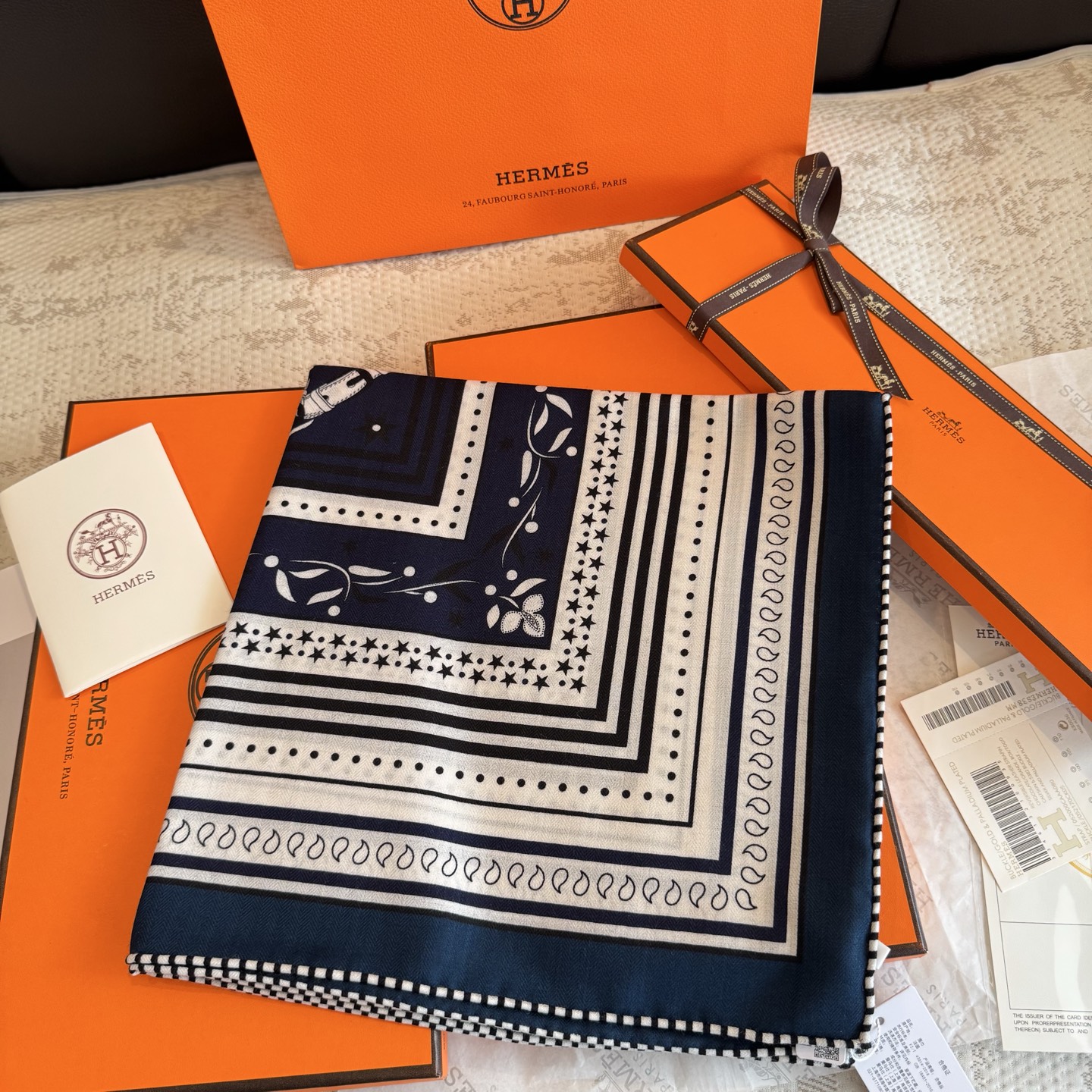 双面同色丝绒尺寸：135×135cm材质：30真丝70羊绒爱马仕的“亚马逊庆典”图案丝巾的设计灵感来源于