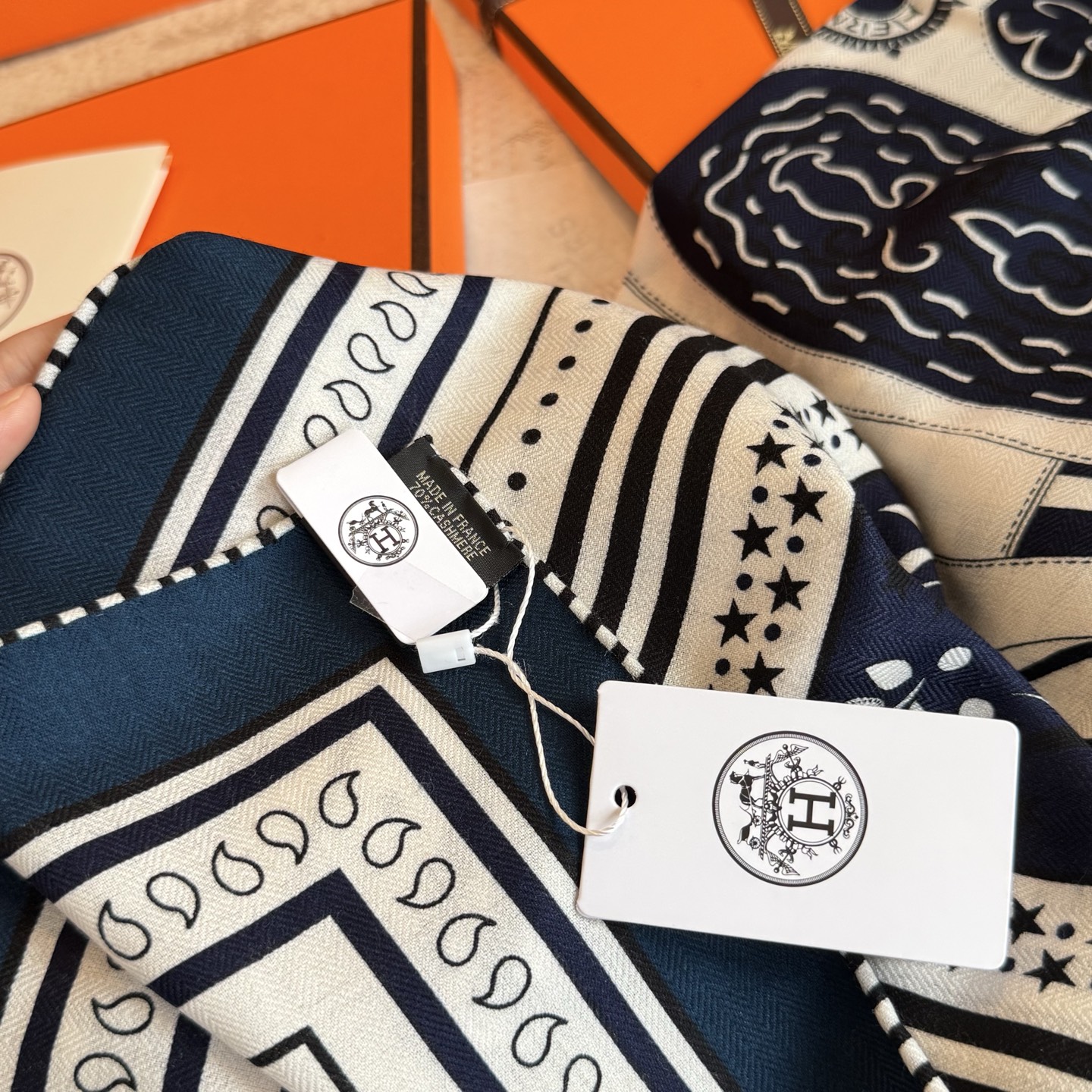 双面同色丝绒尺寸：135×135cm材质：30真丝70羊绒爱马仕的“亚马逊庆典”图案丝巾的设计灵感来源于