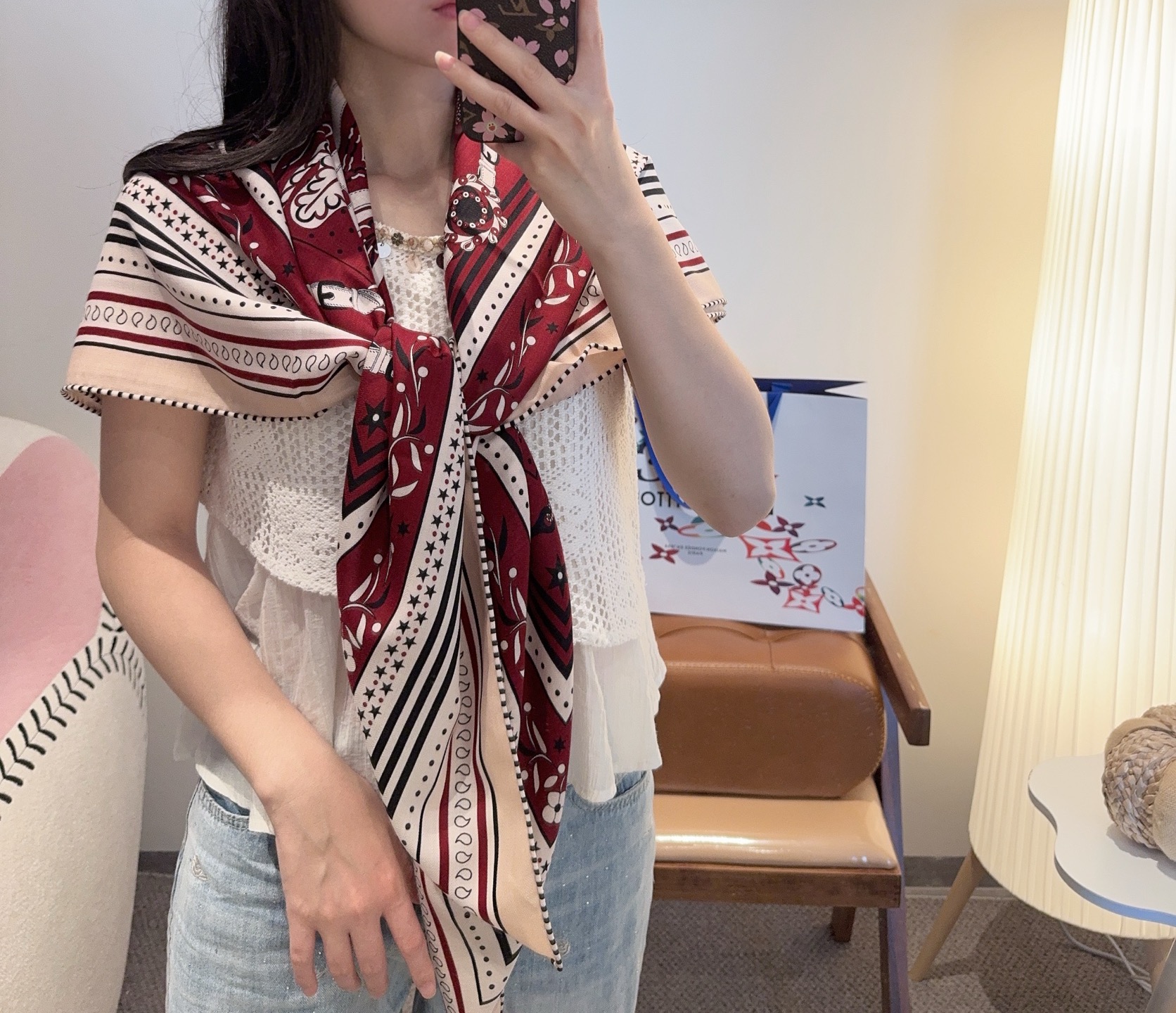 双面同色丝绒尺寸：135×135cm材质：30真丝70羊绒爱马仕的“亚马逊庆典”图案丝巾的设计灵感来源于