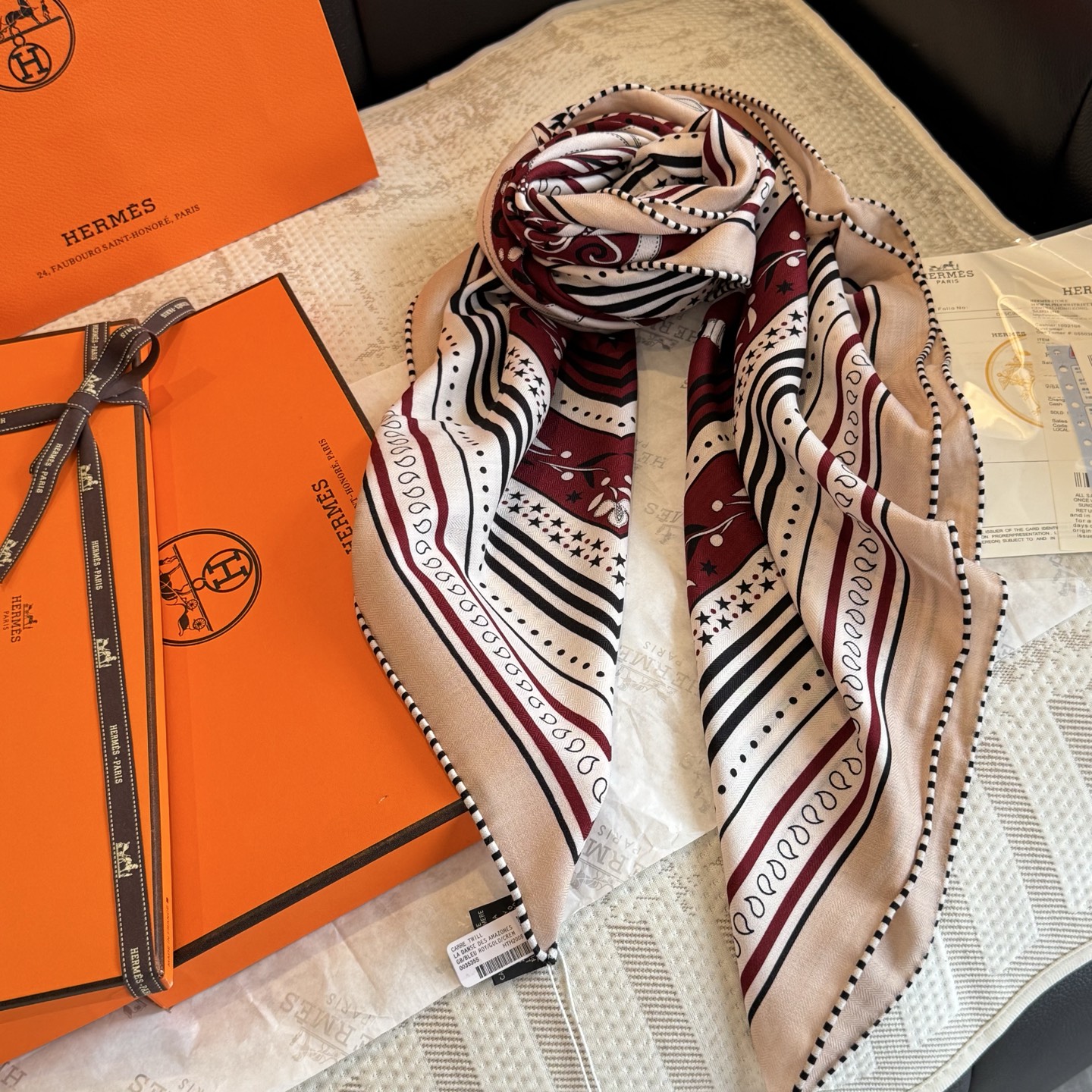 双面同色丝绒尺寸：135×135cm材质：30真丝70羊绒爱马仕的“亚马逊庆典”图案丝巾的设计灵感来源于