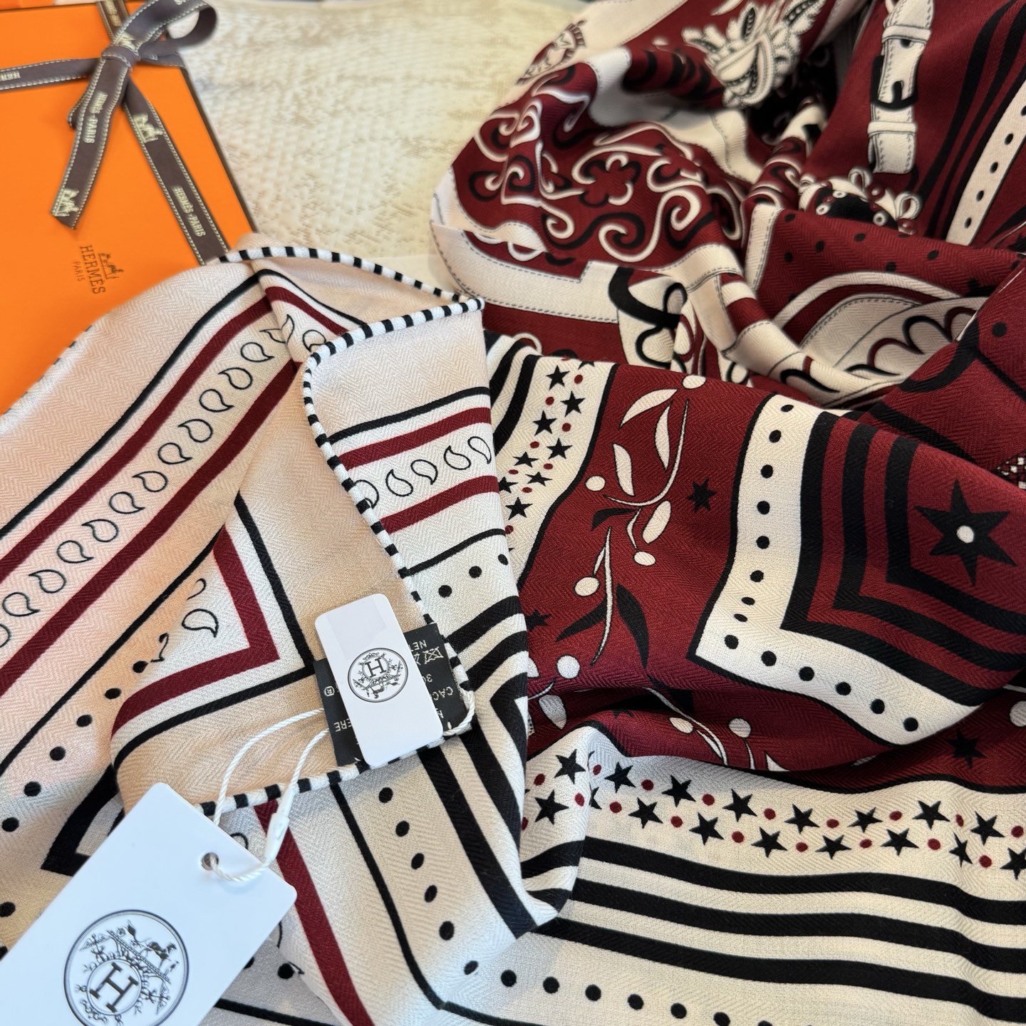 双面同色丝绒尺寸：135×135cm材质：30真丝70羊绒爱马仕的“亚马逊庆典”图案丝巾的设计灵感来源于