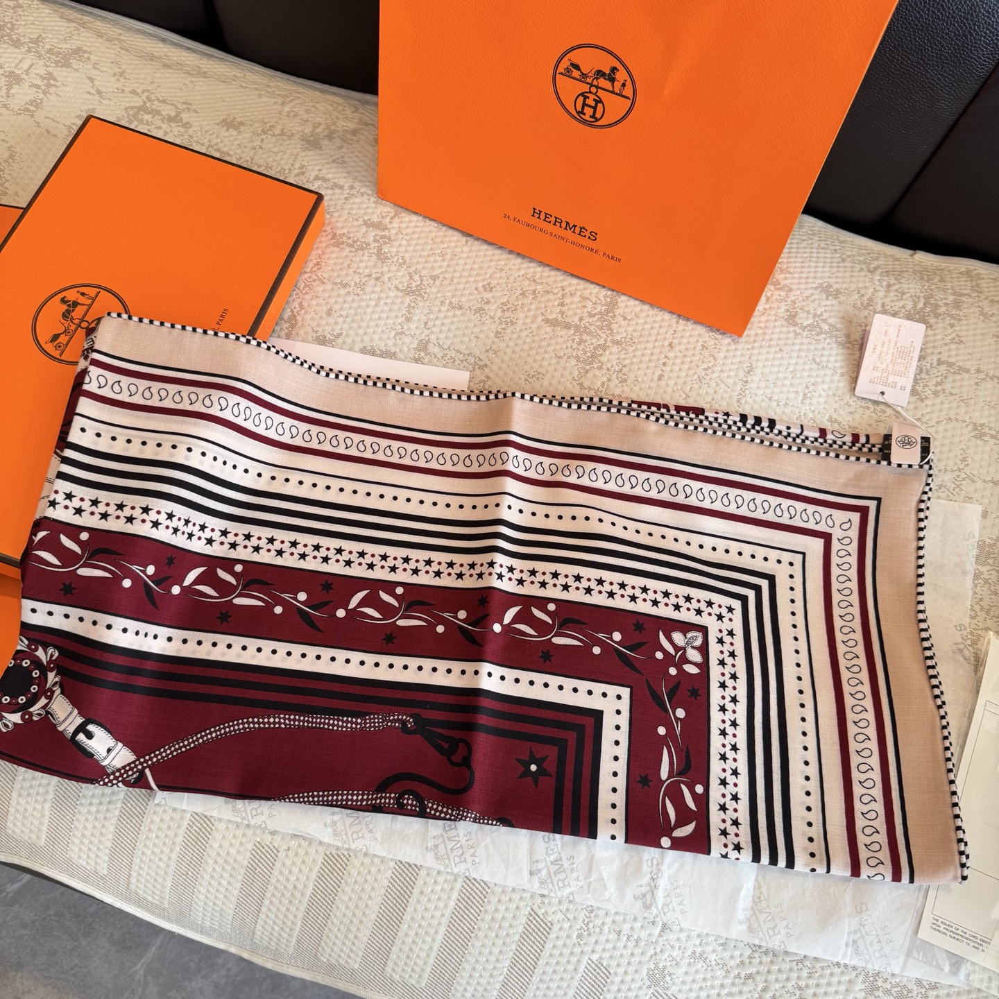 双面同色丝绒尺寸：135×135cm材质：30真丝70羊绒爱马仕的“亚马逊庆典”图案丝巾的设计灵感来源于